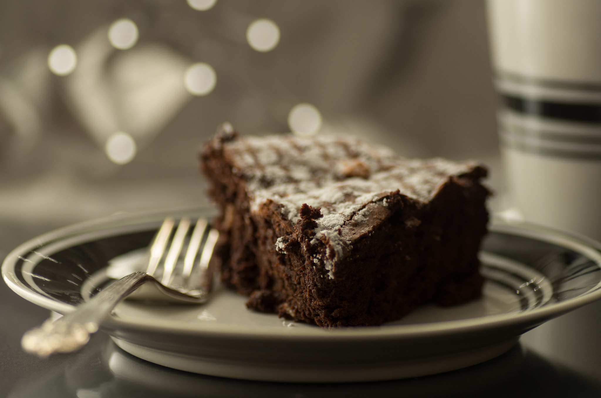 Pentax K-30 + Tamron SP AF 90mm F2.8 Di Macro sample photo. Bokeh cake photography