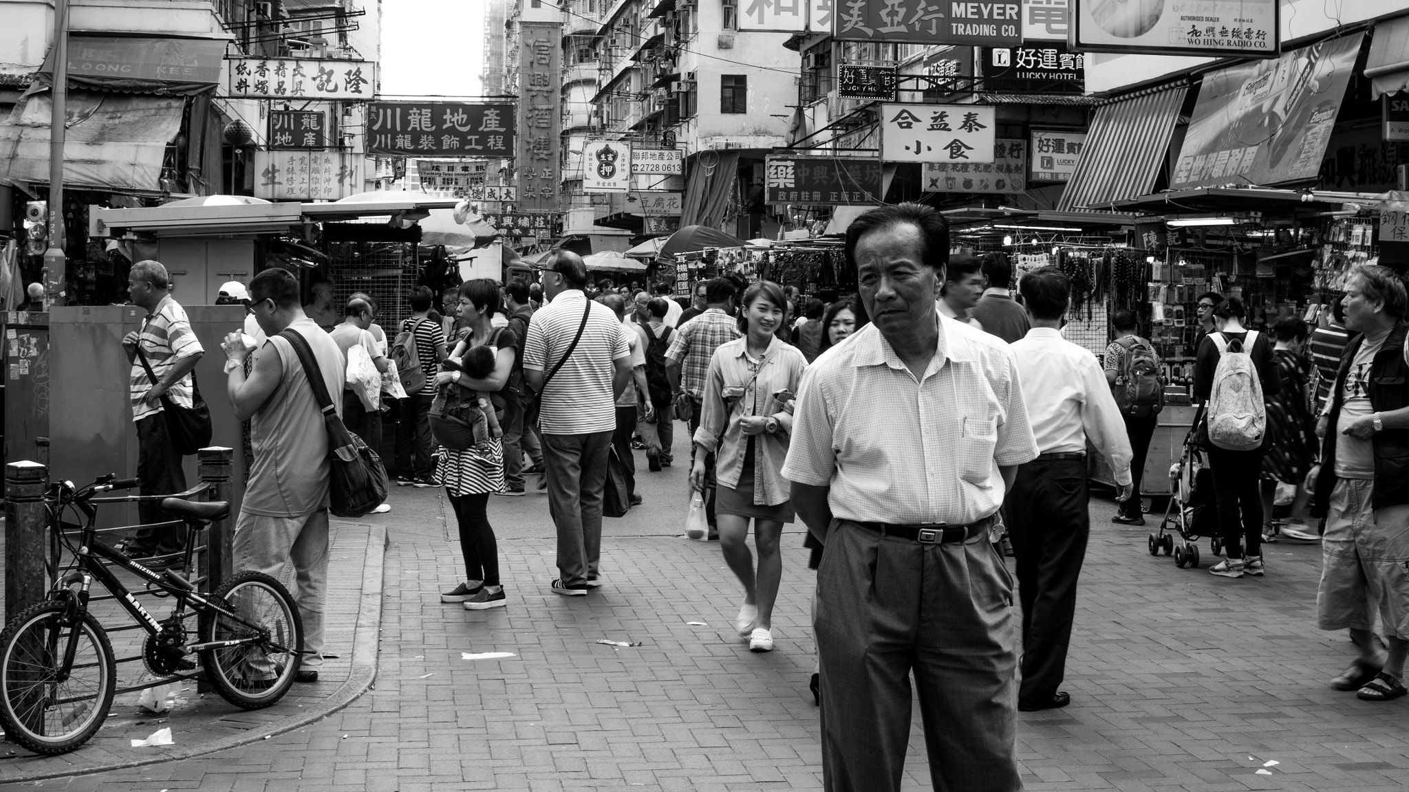 Olympus OM-D E-M5 + Olympus M.Zuiko Digital 25mm F1.8 sample photo. Man waiting at sham shui po, hong kong photography