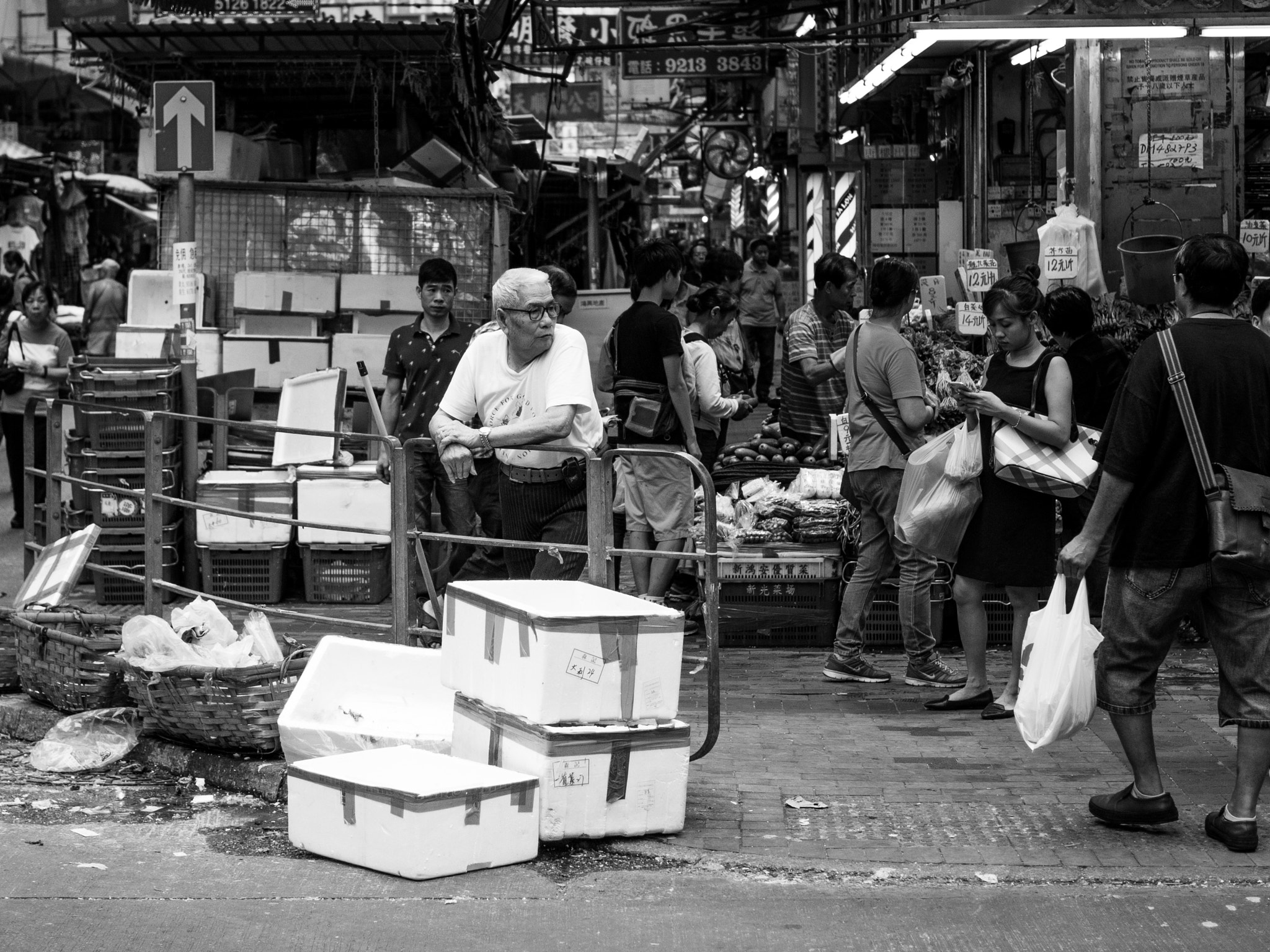 Olympus OM-D E-M5 + Olympus M.Zuiko Digital 25mm F1.8 sample photo. Man resting from work at sham shui po, hong kong photography