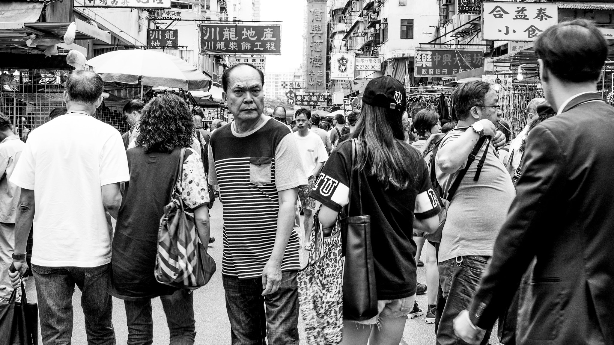 Olympus OM-D E-M5 + Olympus M.Zuiko Digital 25mm F1.8 sample photo. Man looking at sham shui po, hong kong photography