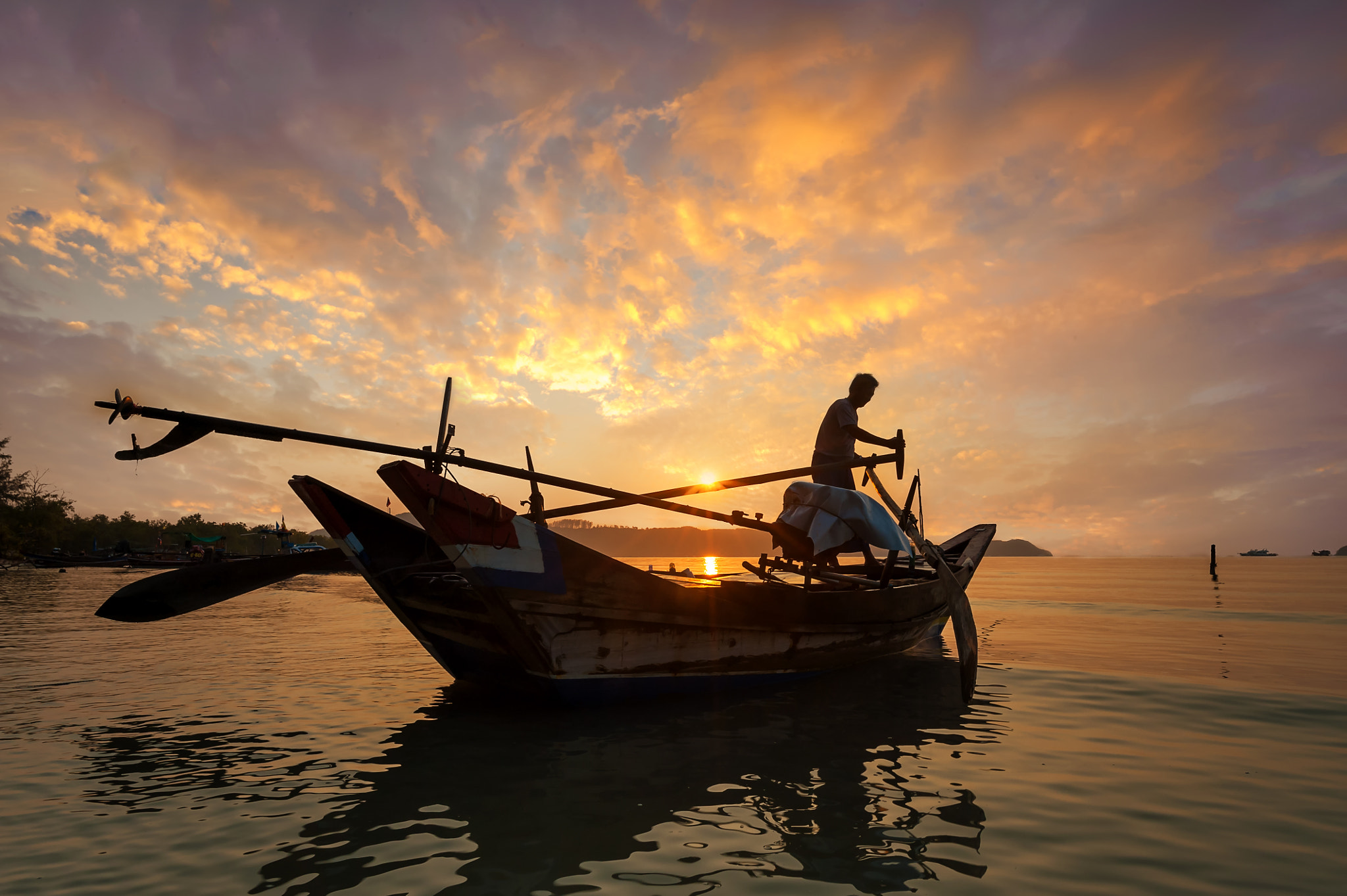 Nikon D700 + Nikon AF-S Nikkor 20mm F1.8G ED sample photo. Silhouette fisherman in action paddle of twilight photography