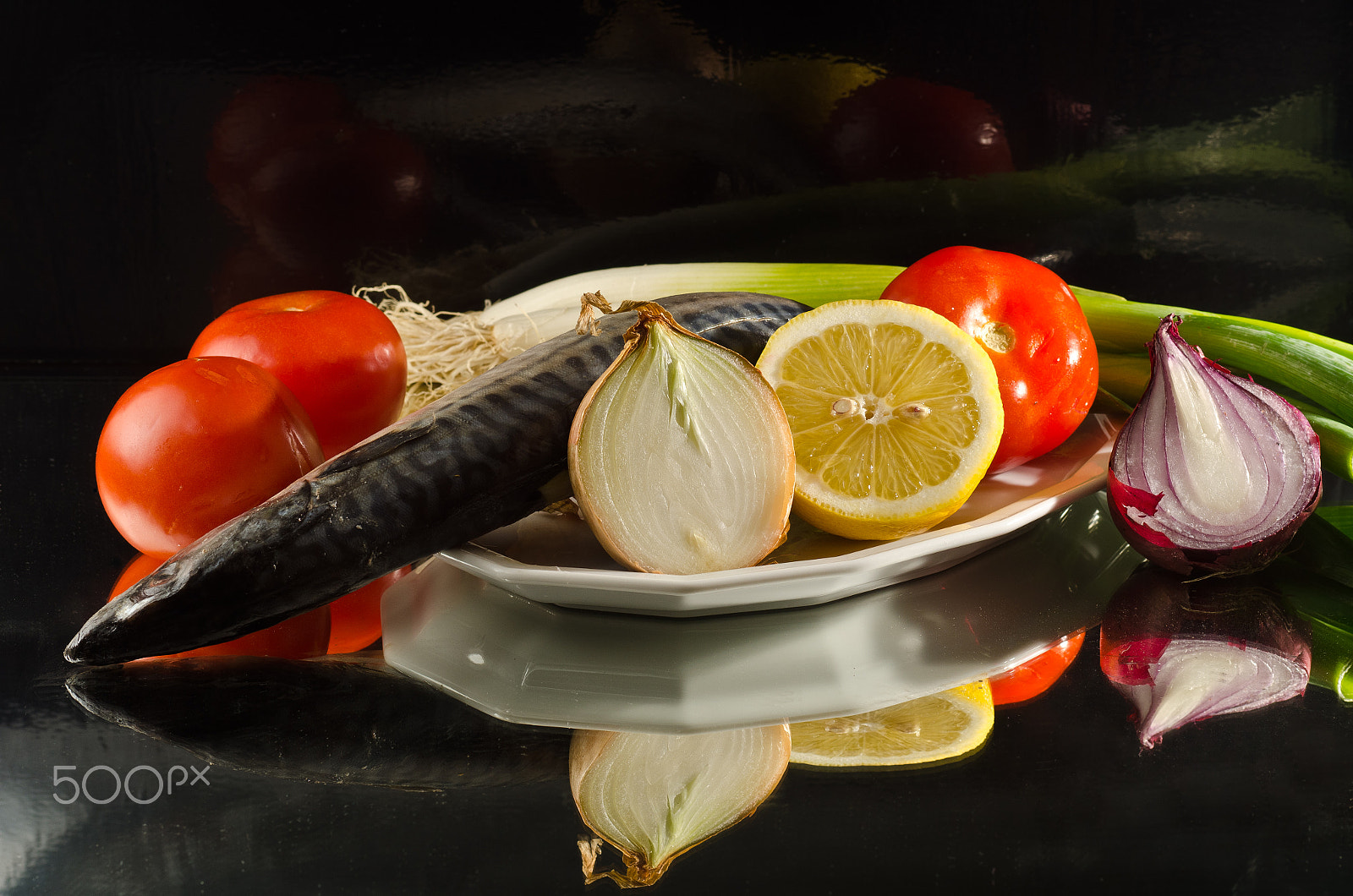 Nikon D7000 + AF Zoom-Nikkor 35-70mm f/2.8D sample photo. Tomatoes,onions and fish photography