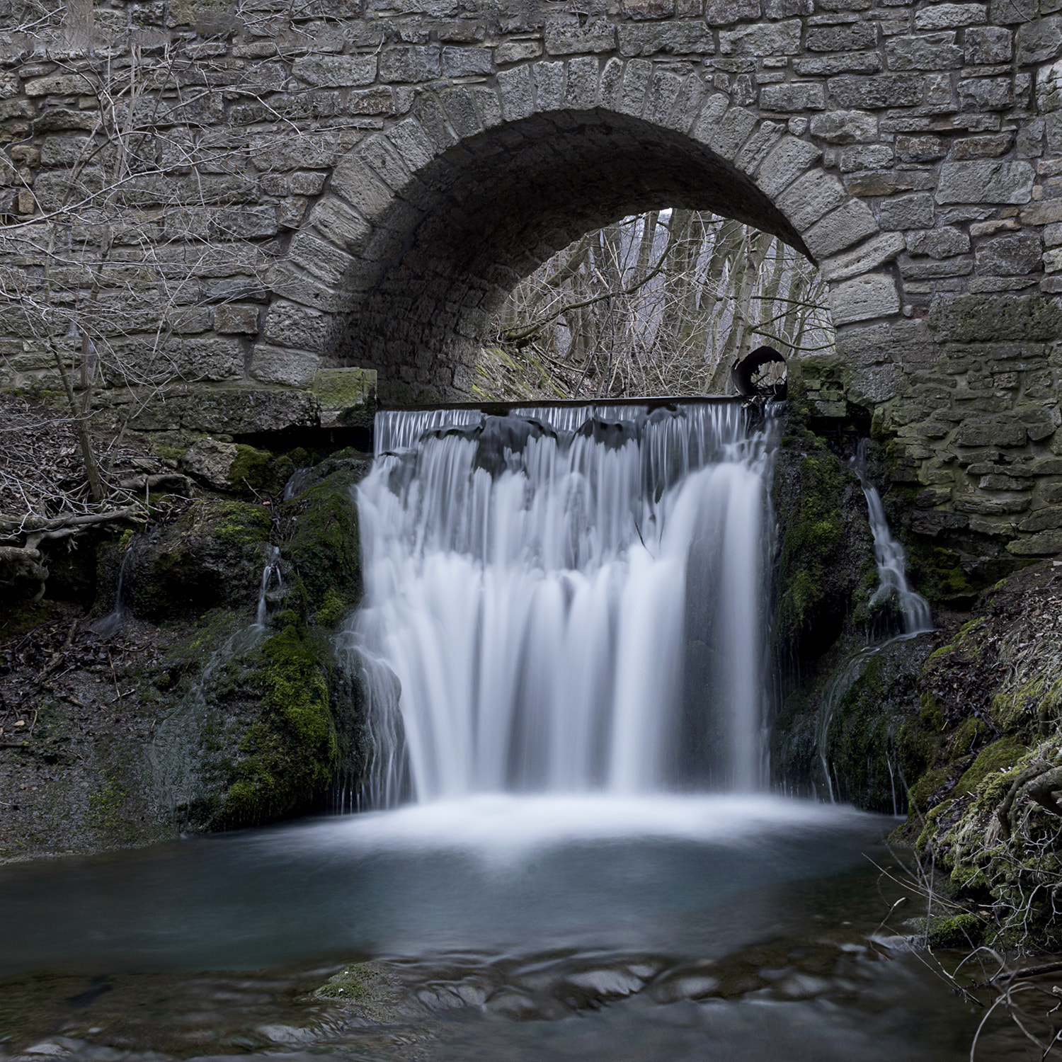 Sony SLT-A77 sample photo. Wasserfall unter brücke photography