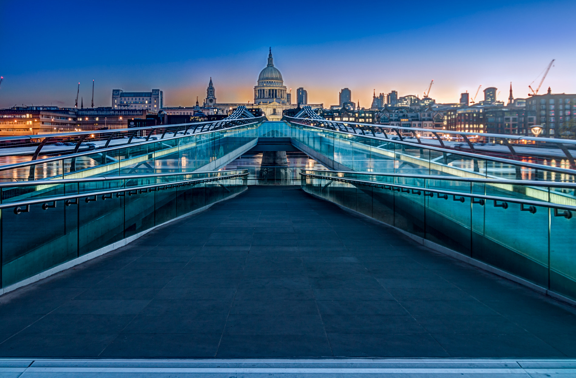 Sigma 10-20mm F3.5 EX DC HSM sample photo. Millennium bridge photography