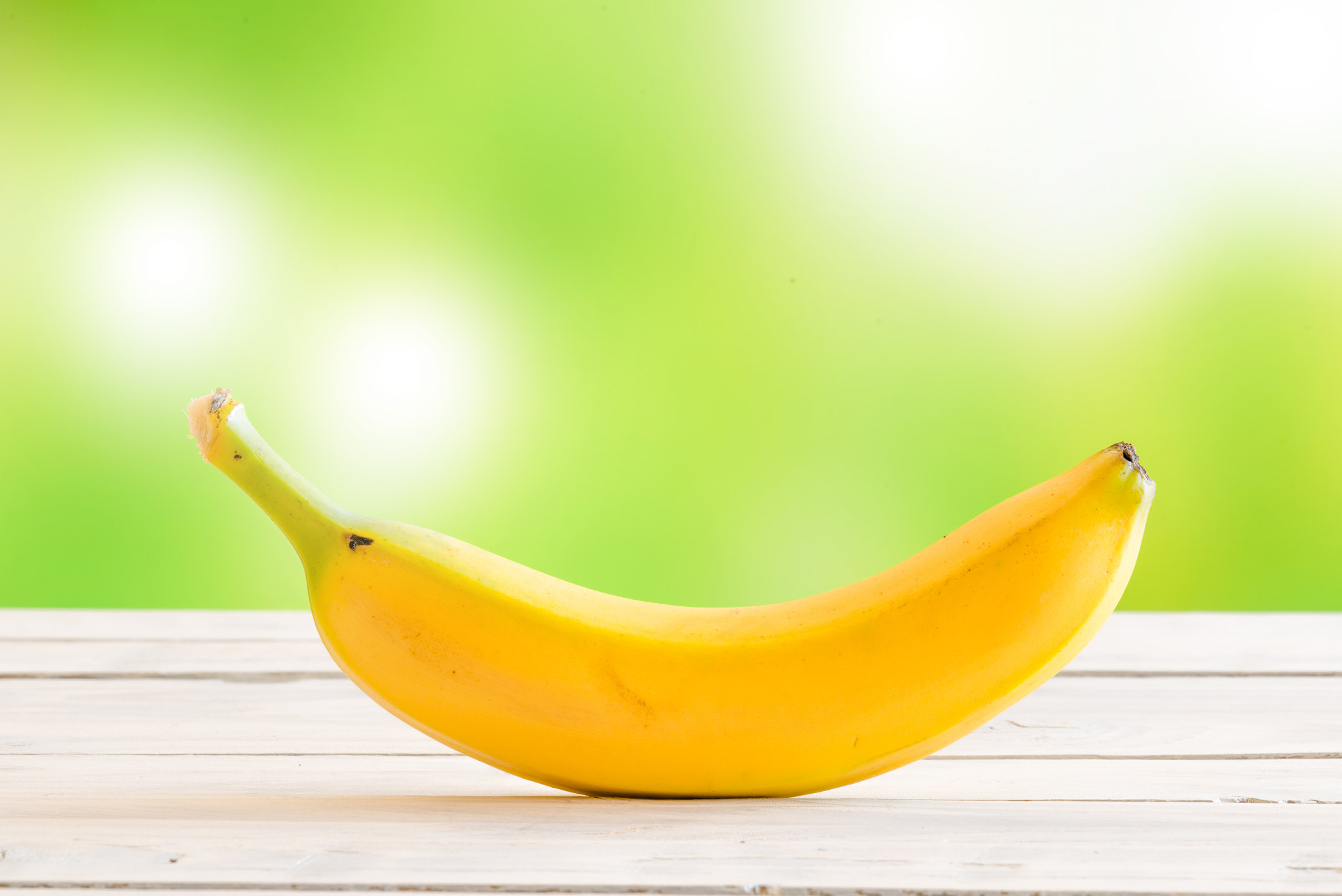 Sony 70-400mm F4-5.6 G SSM II sample photo. Single banana on a wooden desk photography