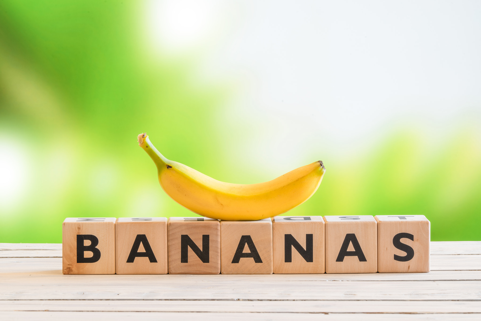 Sony 70-400mm F4-5.6 G SSM II sample photo. Banana sign with a yellow banana on top photography