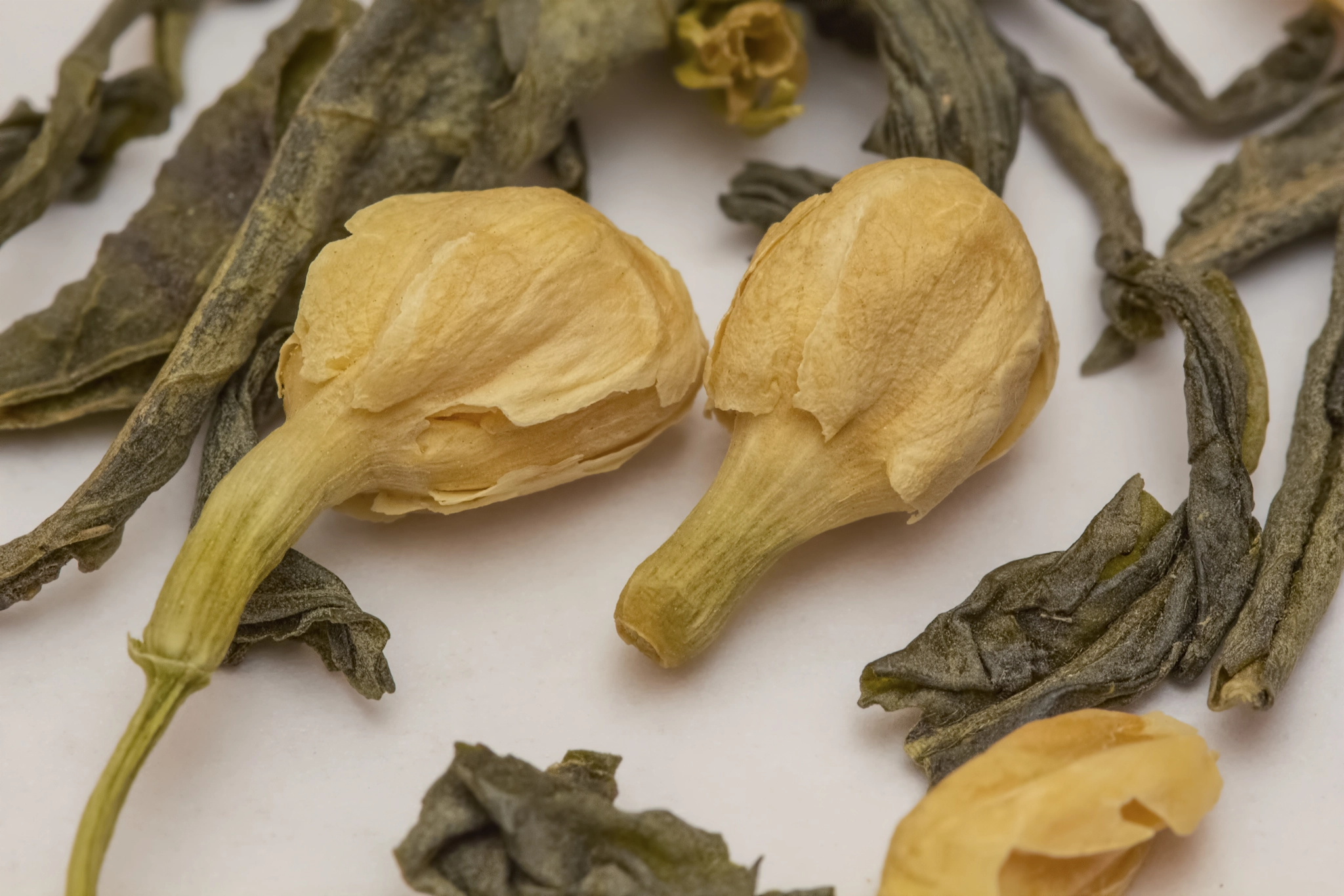 Canon EOS 700D (EOS Rebel T5i / EOS Kiss X7i) + Sigma 105mm F2.8 EX DG Macro sample photo. Chinese jasmine green tea photography