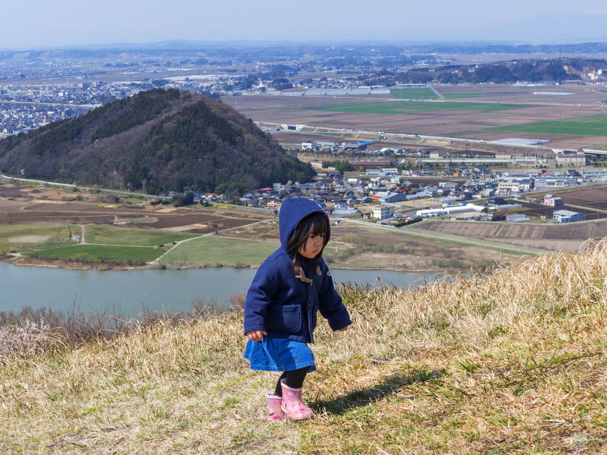 Olympus OM-D E-M10 + Sigma 30mm F2.8 DN Art sample photo. Girl walking on the hill photography