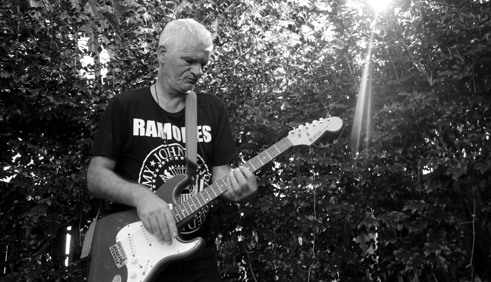 Canon EOS 760D (EOS Rebel T6s / EOS 8000D) sample photo. Old rockers never die (they just play in the garden). photography