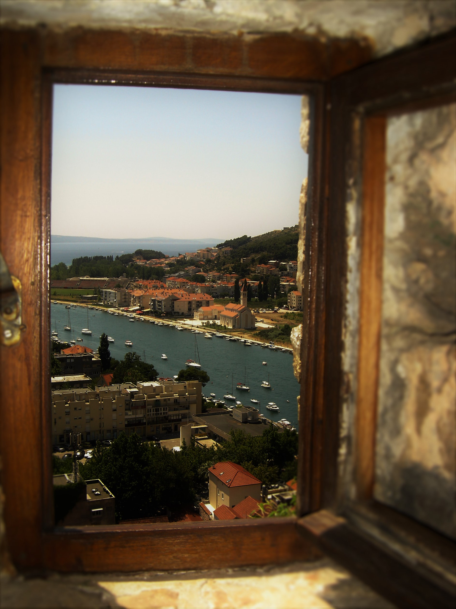 Sony DSC-P93A sample photo. Room with a view photography