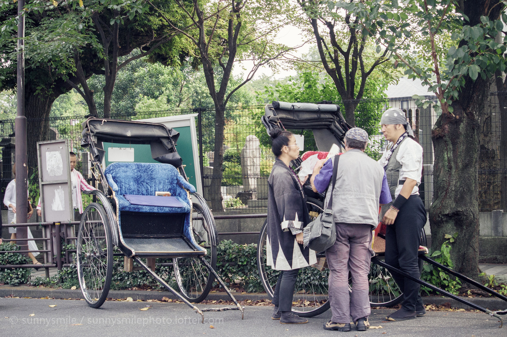 Sony Alpha NEX-5 + Tamron 24-135mm F3.5-5.6 sample photo. 街头掠影（组图）-谷中黄包车夫妇 photography