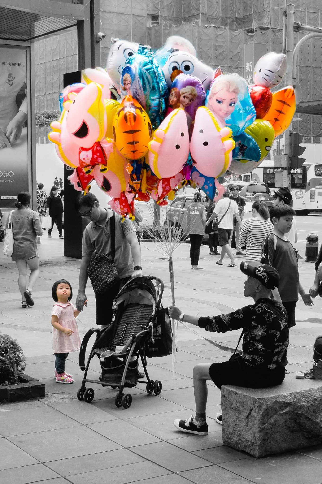 Olympus OM-D E-M10 II + OLYMPUS M.9-18mm F4.0-5.6 sample photo. Balloons&child photography