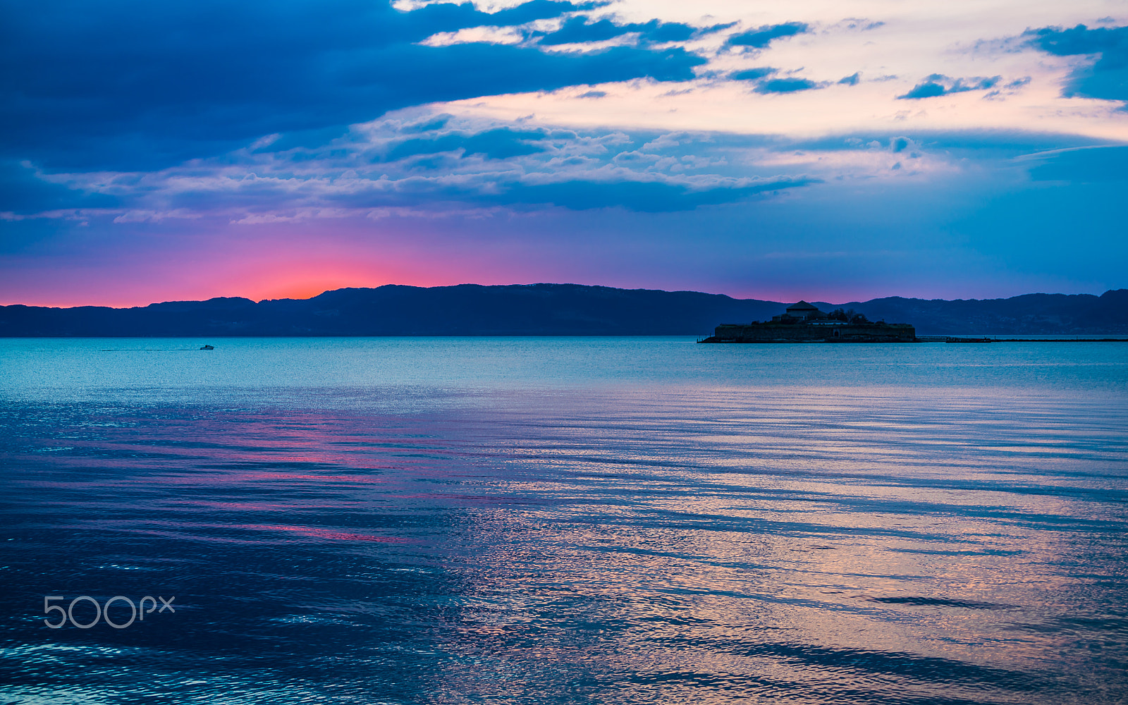 Sony 70-400mm F4-5.6 G SSM II sample photo. Sunset over munkholmen trondheim photography