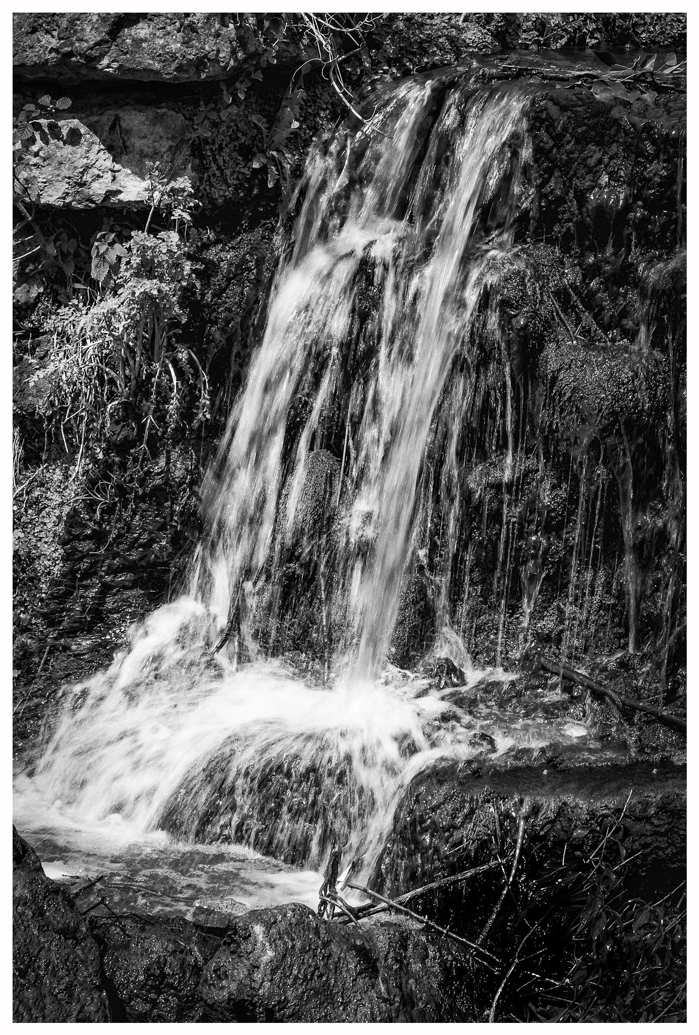 Sigma 70-300mm F4-5.6 APO DG Macro sample photo. B&w waterfall mote park photography