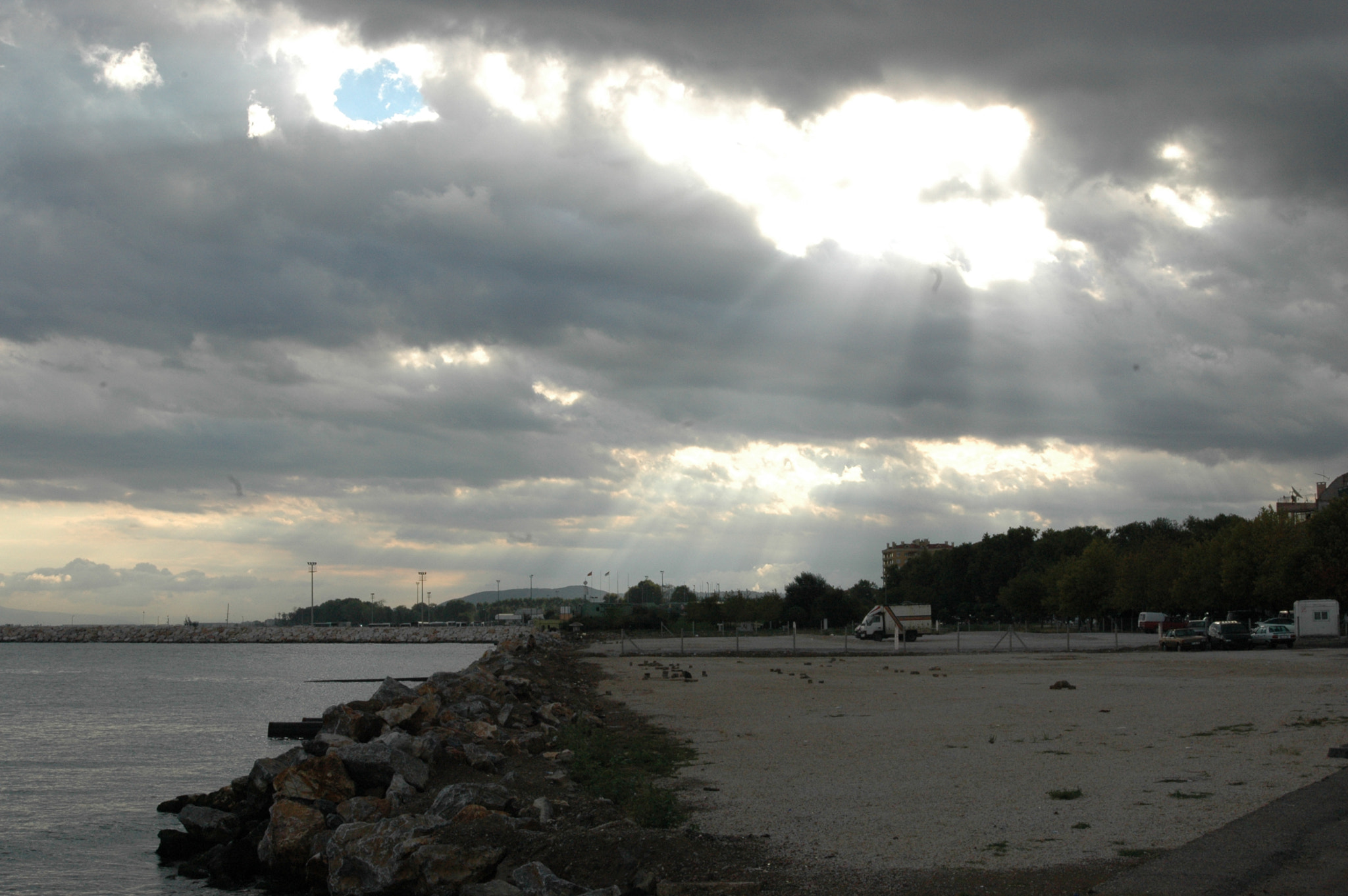 AF Zoom-Nikkor 28-100mm f/3.5-5.6G sample photo. Sunlight... photography