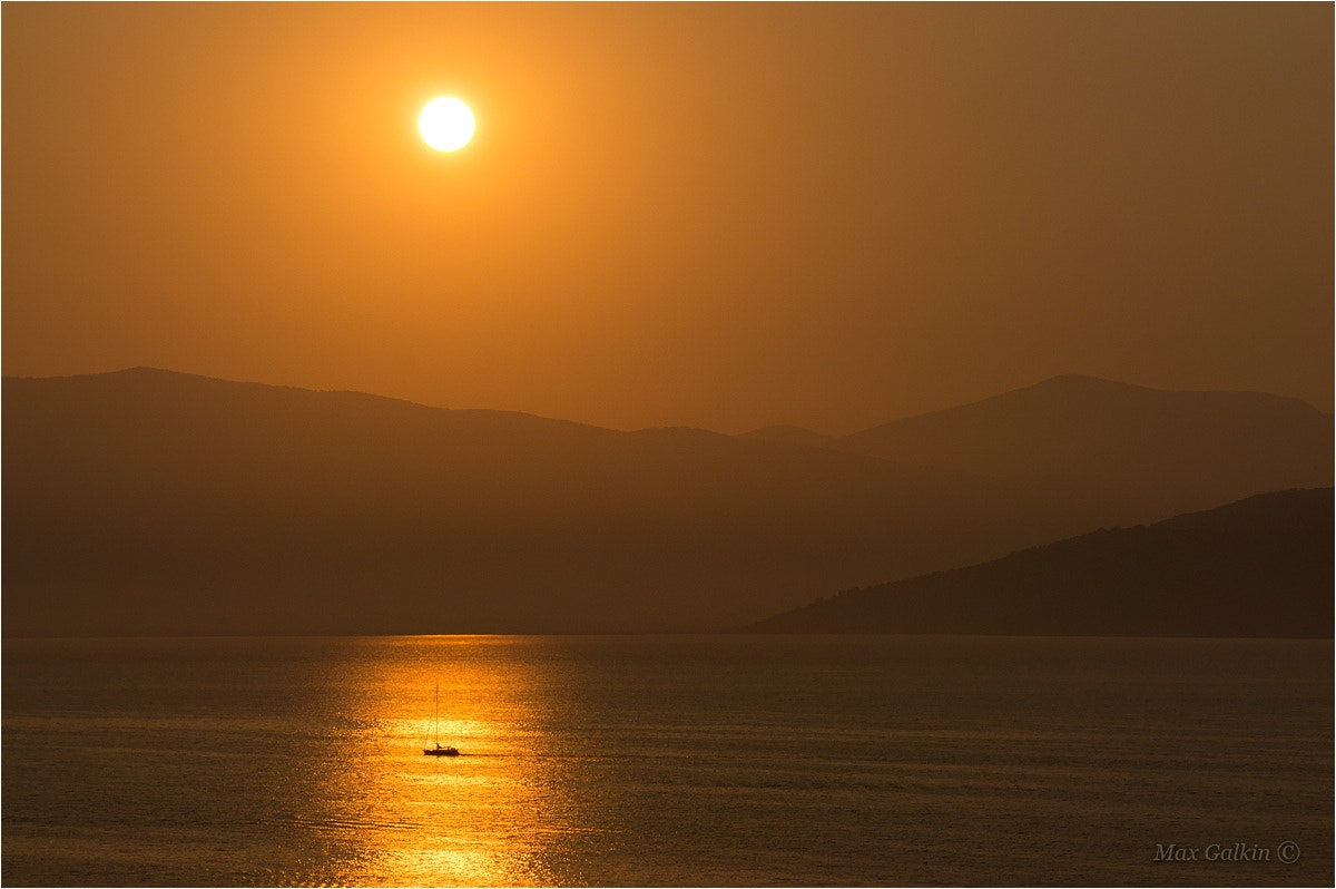 Sony Alpha NEX-5N + Sony E 18-200mm F3.5-6.3 OSS sample photo. Sunrise and a lone fisherman photography