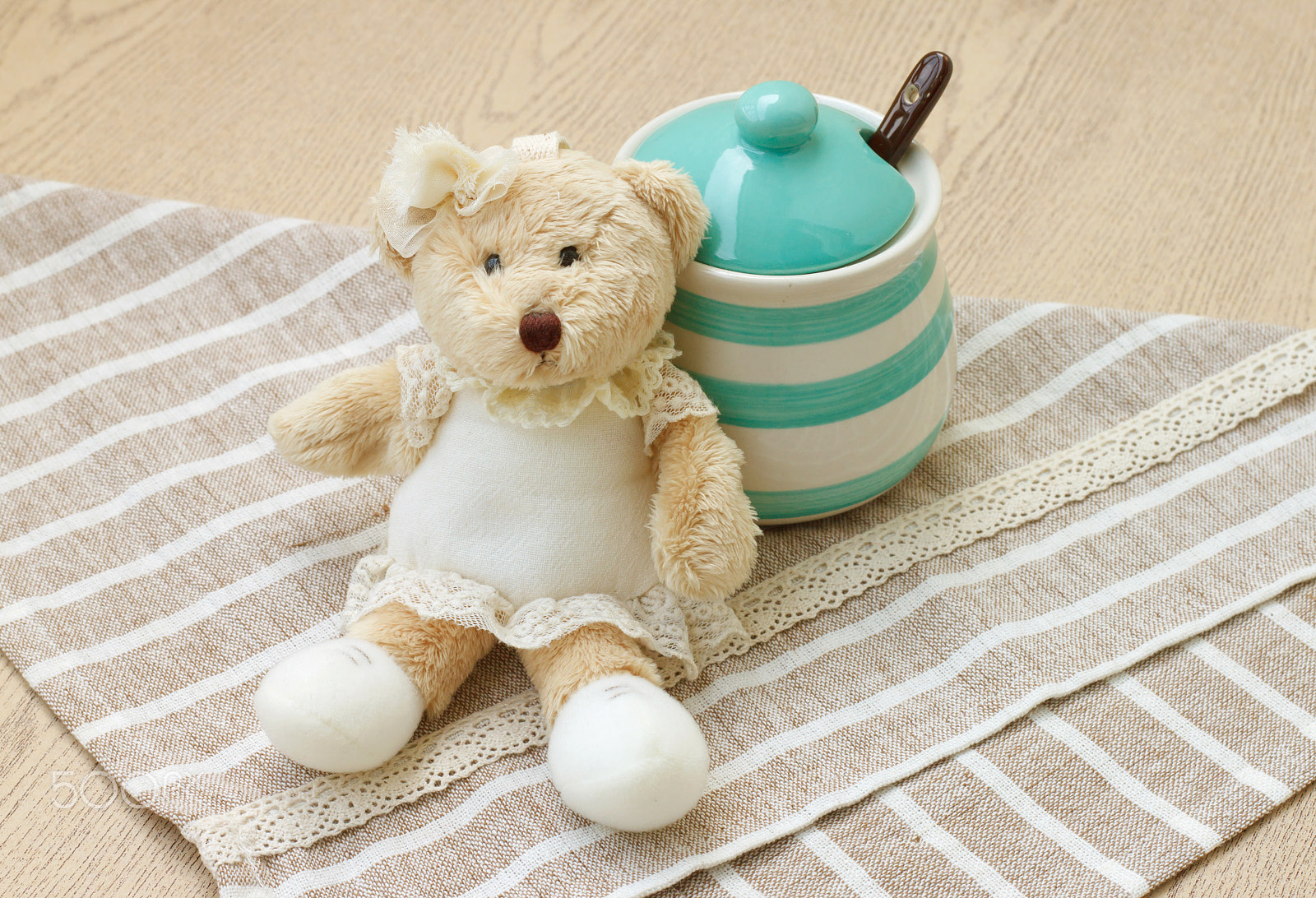 Canon EOS 500D (EOS Rebel T1i / EOS Kiss X3) + Canon EF 50mm F1.8 II sample photo. Green pastel porcelain jar and little bear doll wi photography