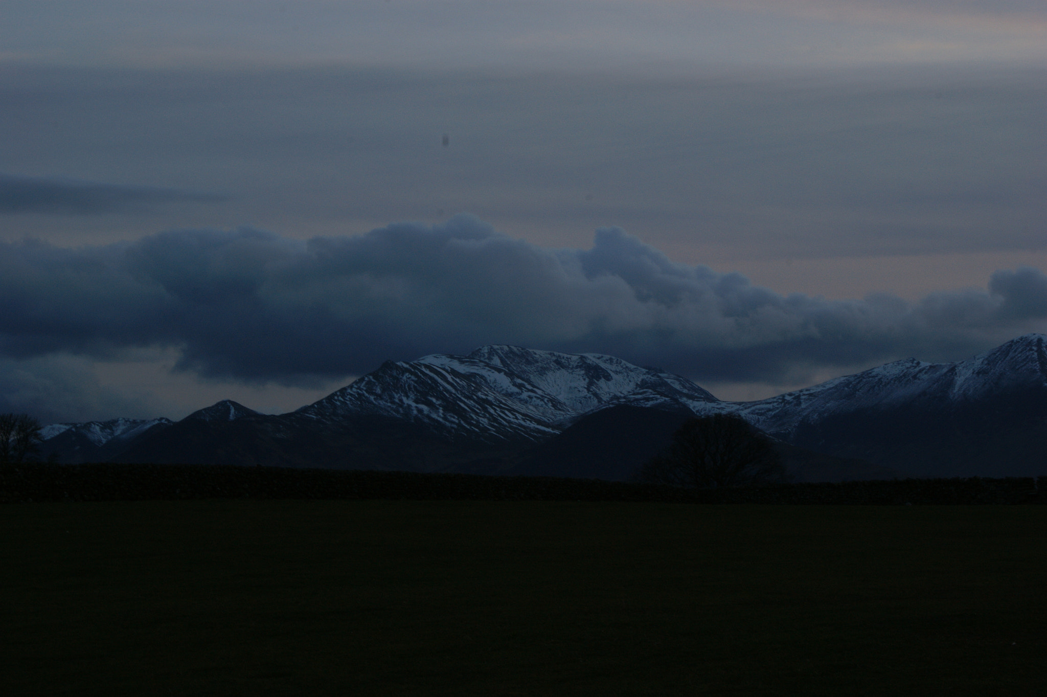 Sony Alpha DSLR-A350 + Sigma 18-250mm F3.5-6.3 DC OS HSM sample photo. Dusk over the mountains photography