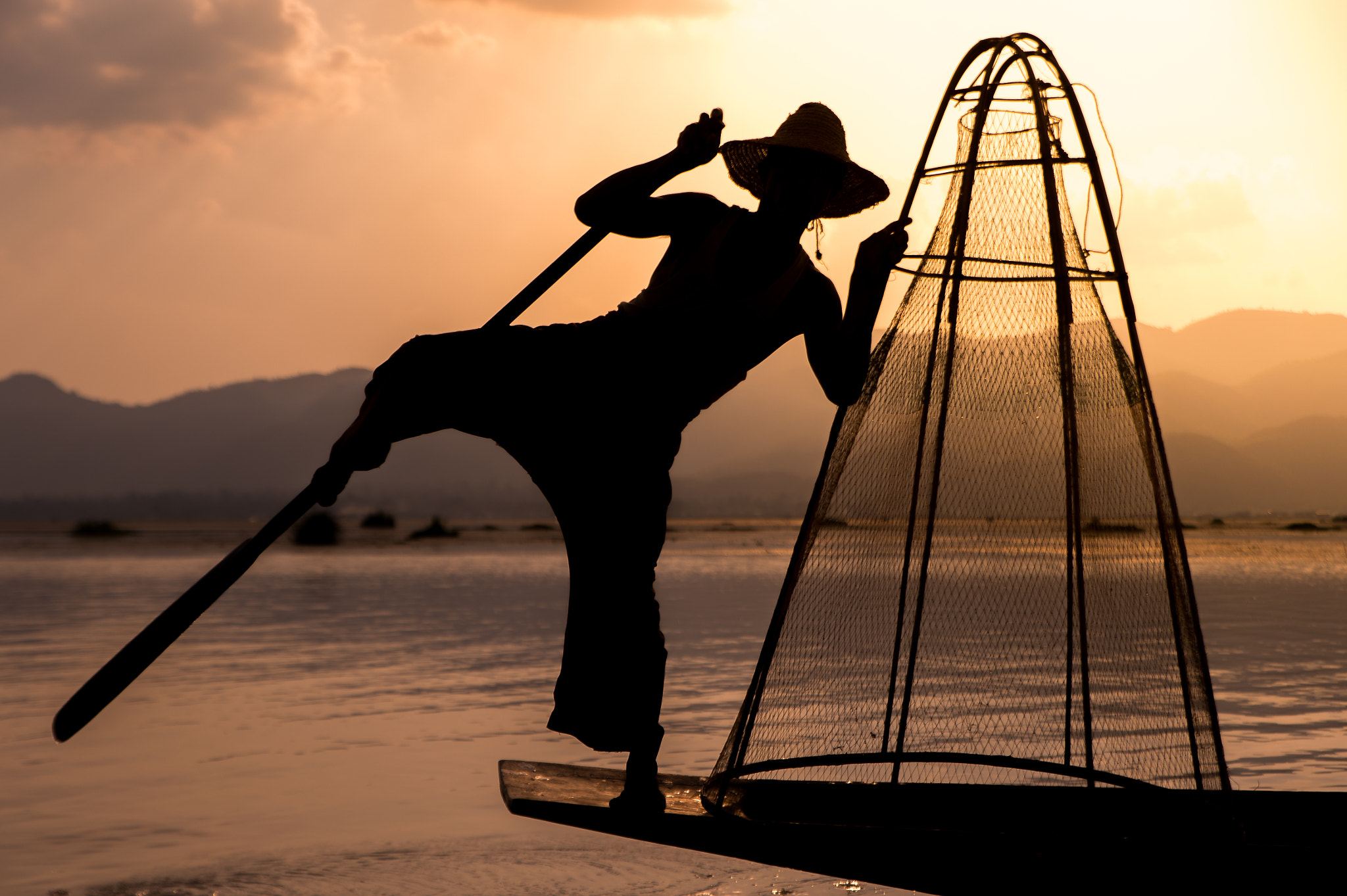 Nikon D4 sample photo. Fisherman in inle lake,  myanmar  photography