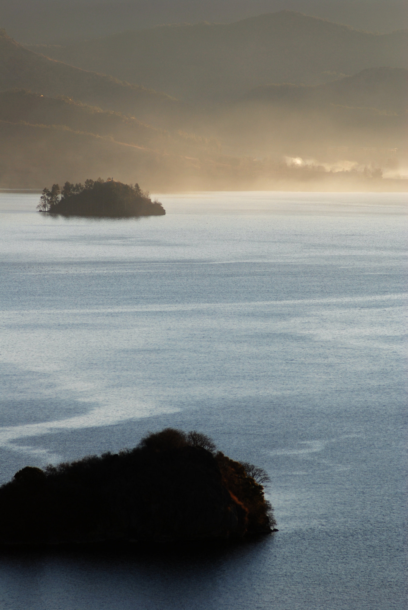 Nikon D80 + Nikon AF Nikkor 180mm F2.8D ED-IF sample photo. Morning mist, lu-gu lake photography