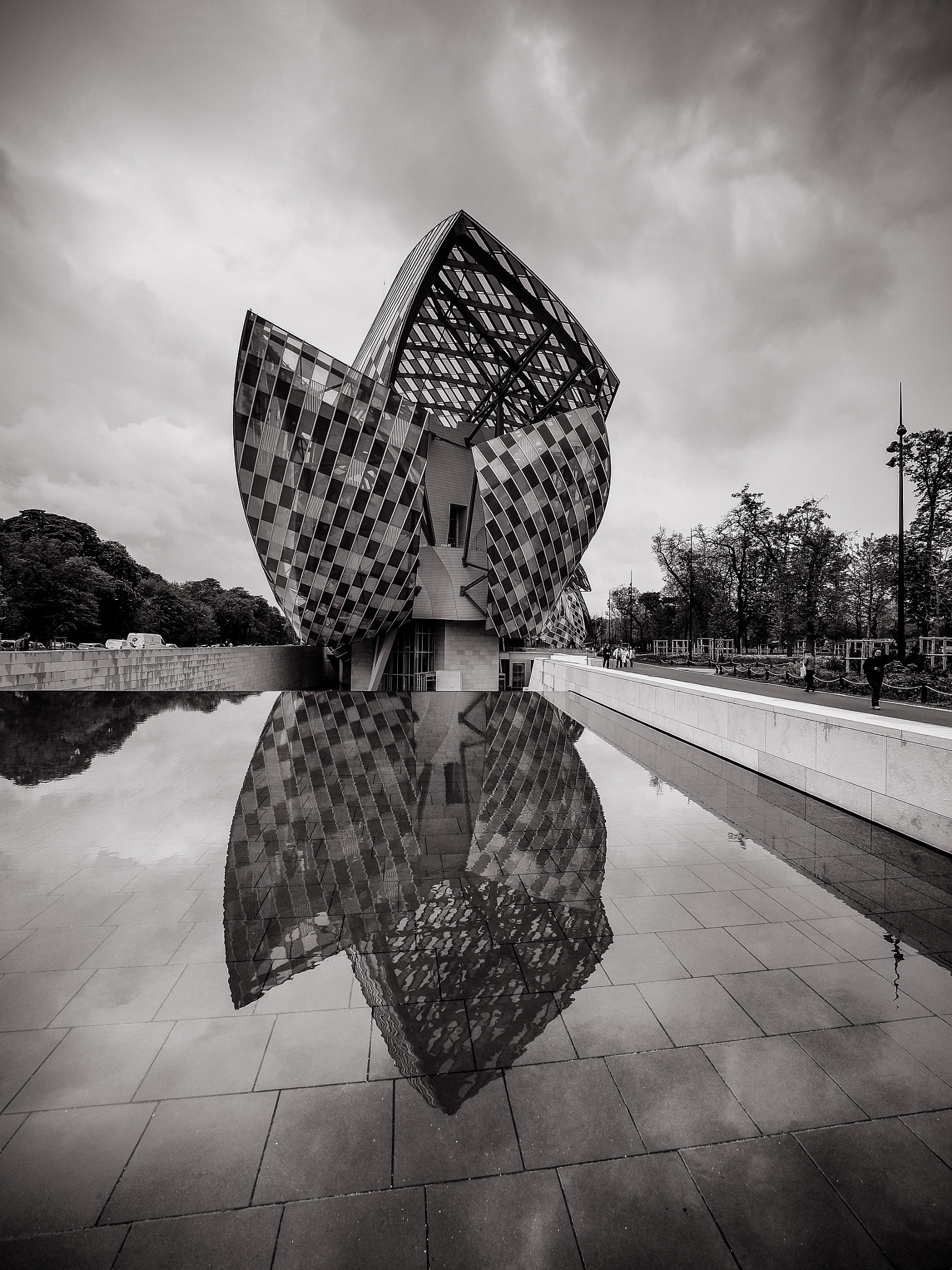 Olympus OM-D E-M5 + Olympus M.Zuiko Digital ED 7-14mm F2.8 PRO sample photo. Fondation vuitton - b&w photography