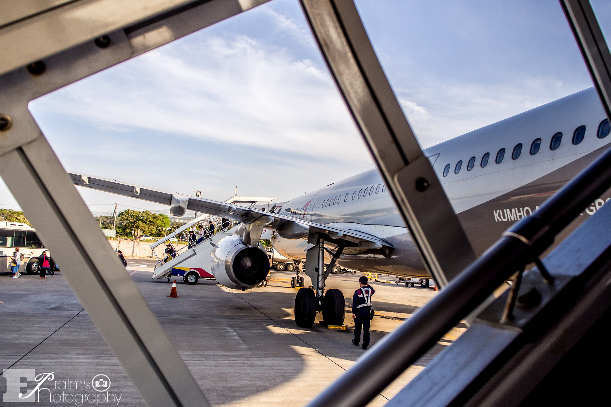 Olympus PEN E-P5 sample photo. Walking down the airplane photography
