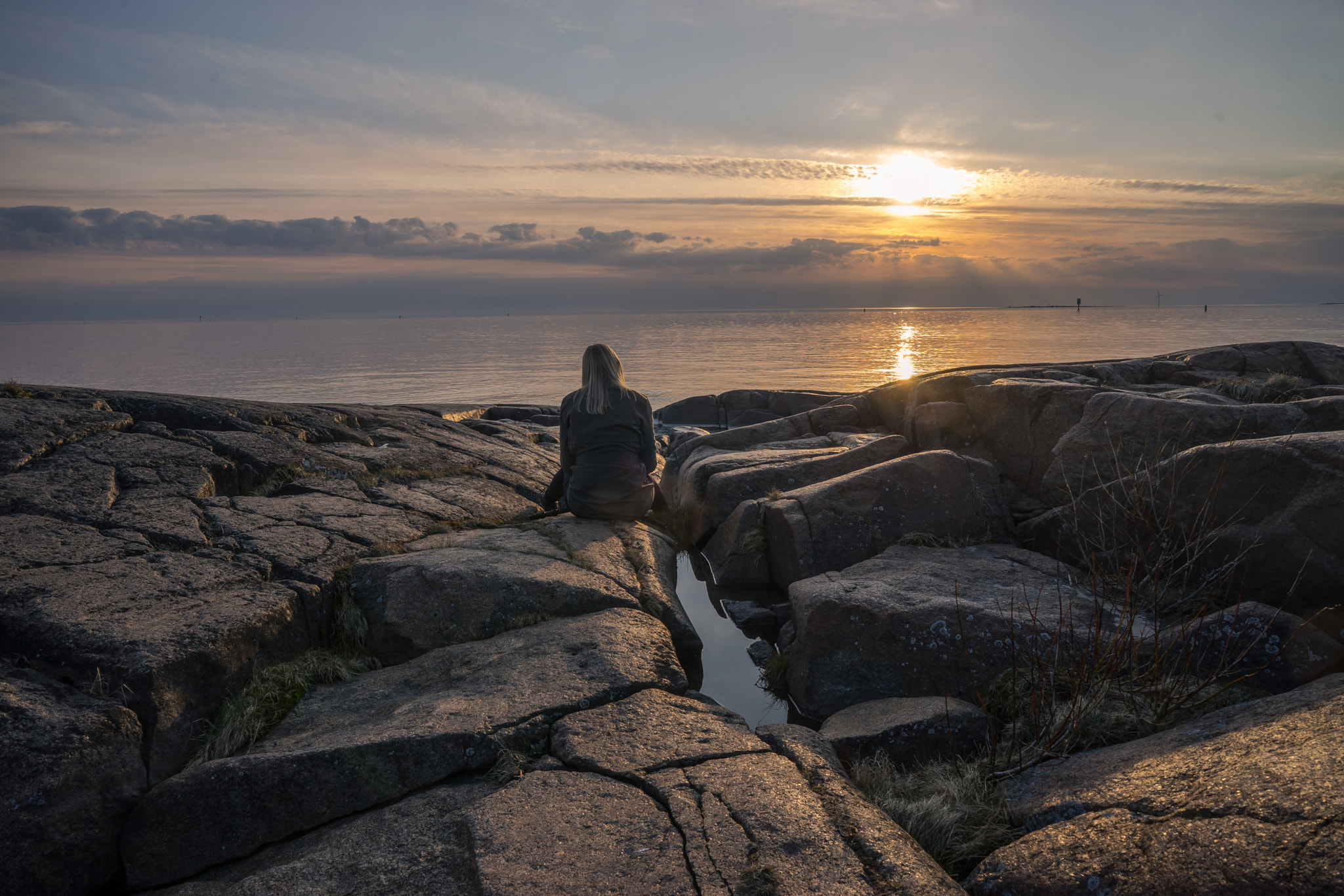Sony a7 + ZEISS Batis 25mm F2 sample photo. Thoughts over the sea photography