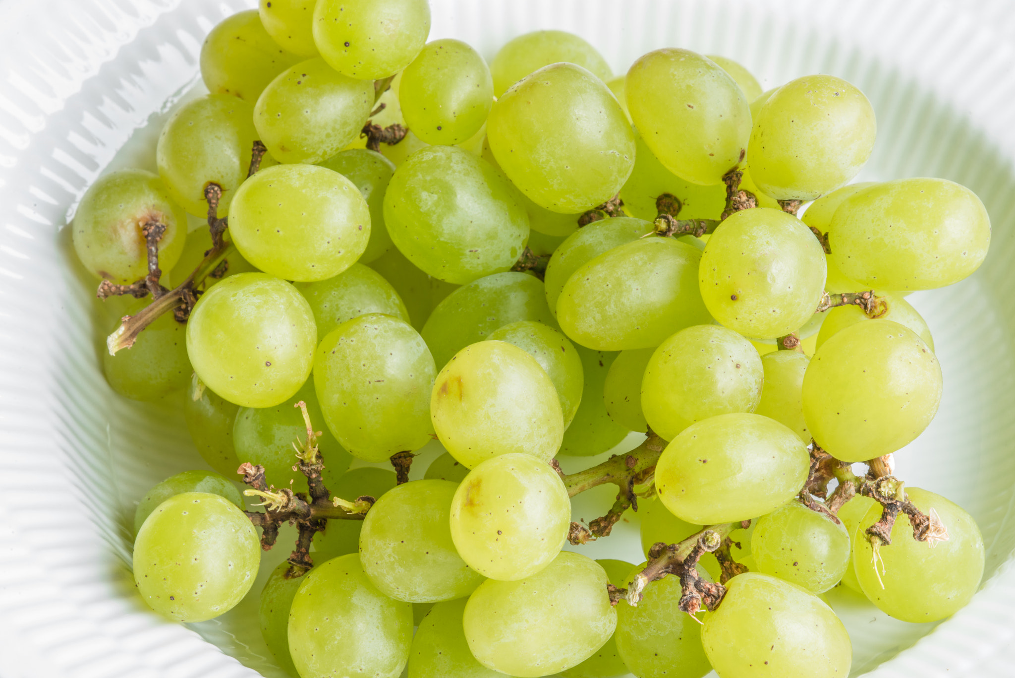 Sony 70-400mm F4-5.6 G SSM II sample photo. Pile of grapes in a bowl photography