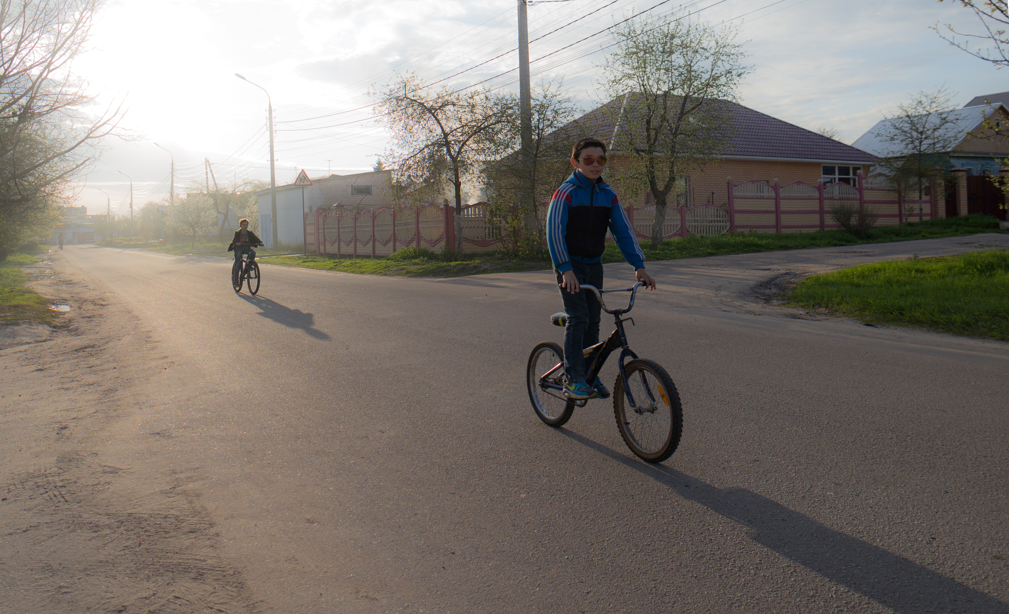 Samsung NX 16mm F2.4 Pancake sample photo. Kids on bicycles photography