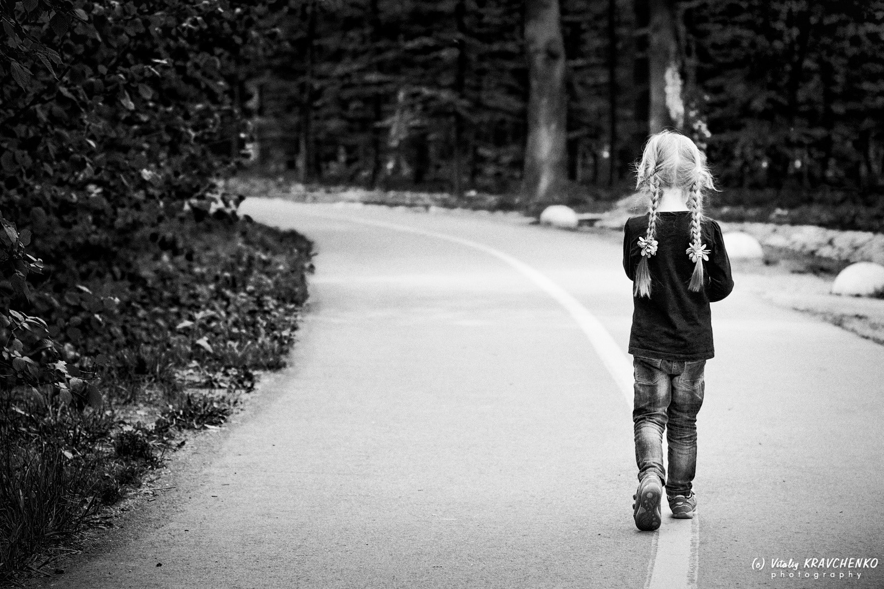 Canon EOS 450D (EOS Rebel XSi / EOS Kiss X2) + Canon EF 50mm F1.4 USM sample photo. Walking away.. photography