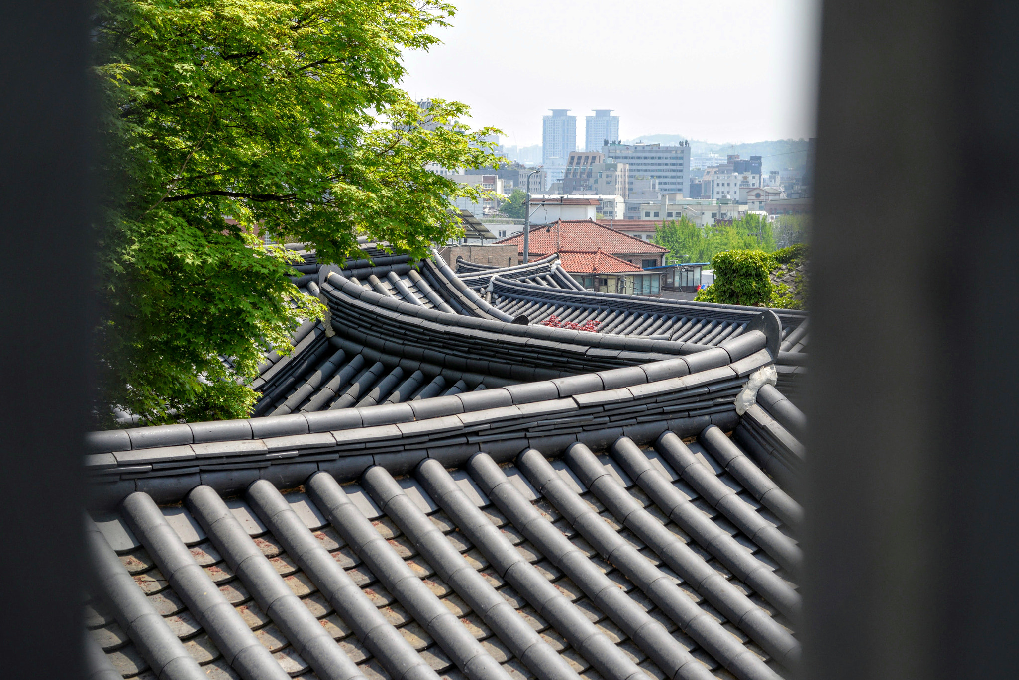 Nikon D610 + Sigma 24-70mm F2.8 EX DG Macro sample photo. Korea traditionl roof photography