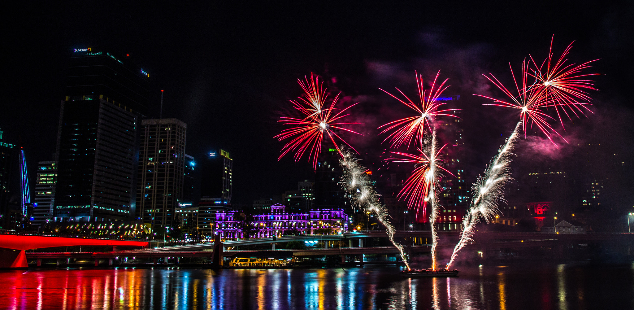 Canon EOS 1200D (EOS Rebel T5 / EOS Kiss X70 / EOS Hi) + Canon EF-S 17-55mm F2.8 IS USM sample photo. Fireworks on brisbane river photography