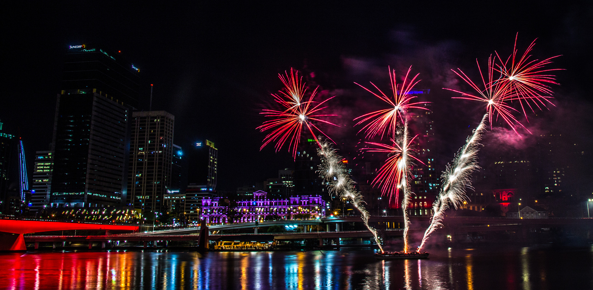 Canon EF-S 17-55mm F2.8 IS USM sample photo. Fireworks on brisbane river photography