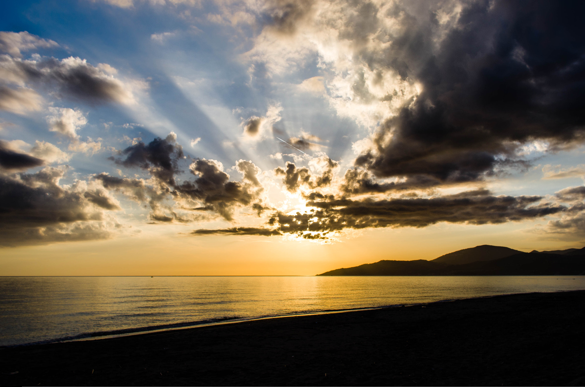 Pentax K-5 + Pentax smc DA 21mm F3.2 AL Limited sample photo. Golden sun photography