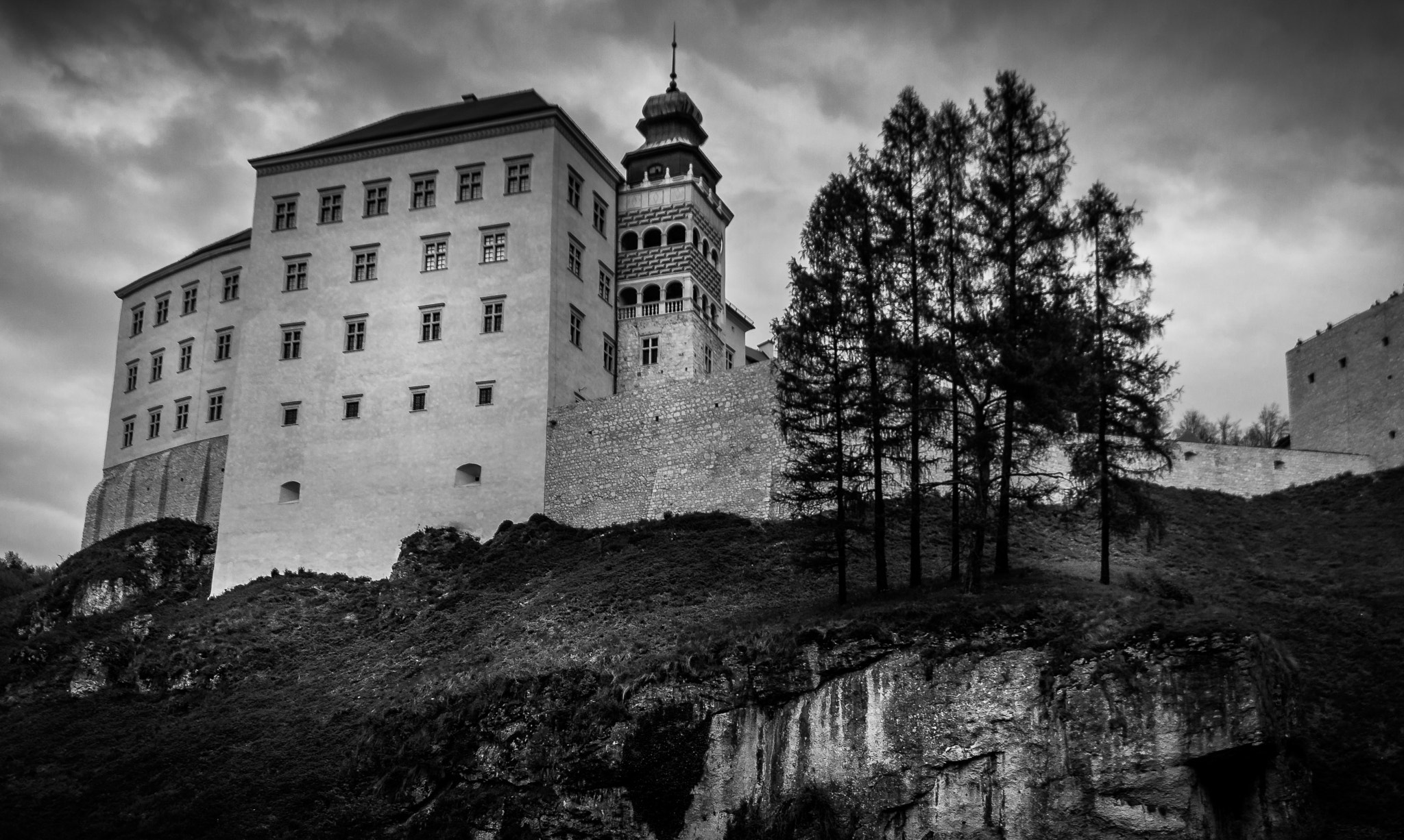 Canon EF-S 18-55mm F3.5-5.6 sample photo. Zamek w pieskowej skale photography