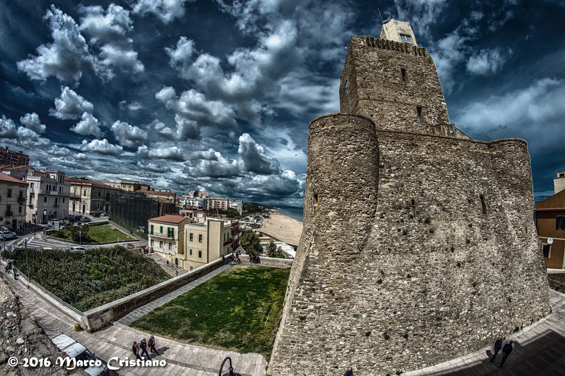 Nikon D3200 + Samyang 8mm F3.5 Aspherical IF MC Fisheye sample photo. Il castello... photography