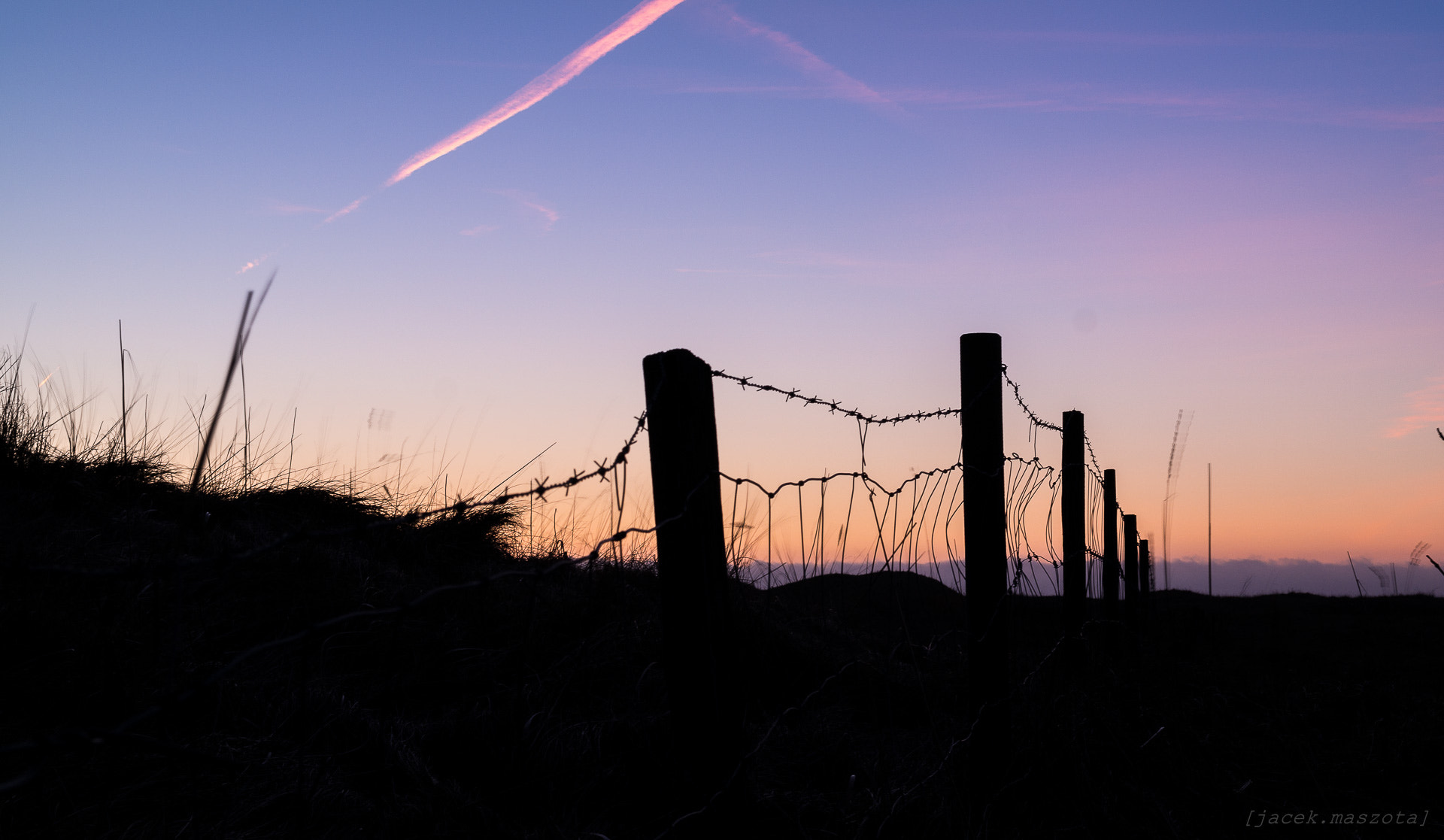 Samsung NX300M + Samsung NX 18-55mm F3.5-5.6 OIS sample photo. Fence & sunset photography