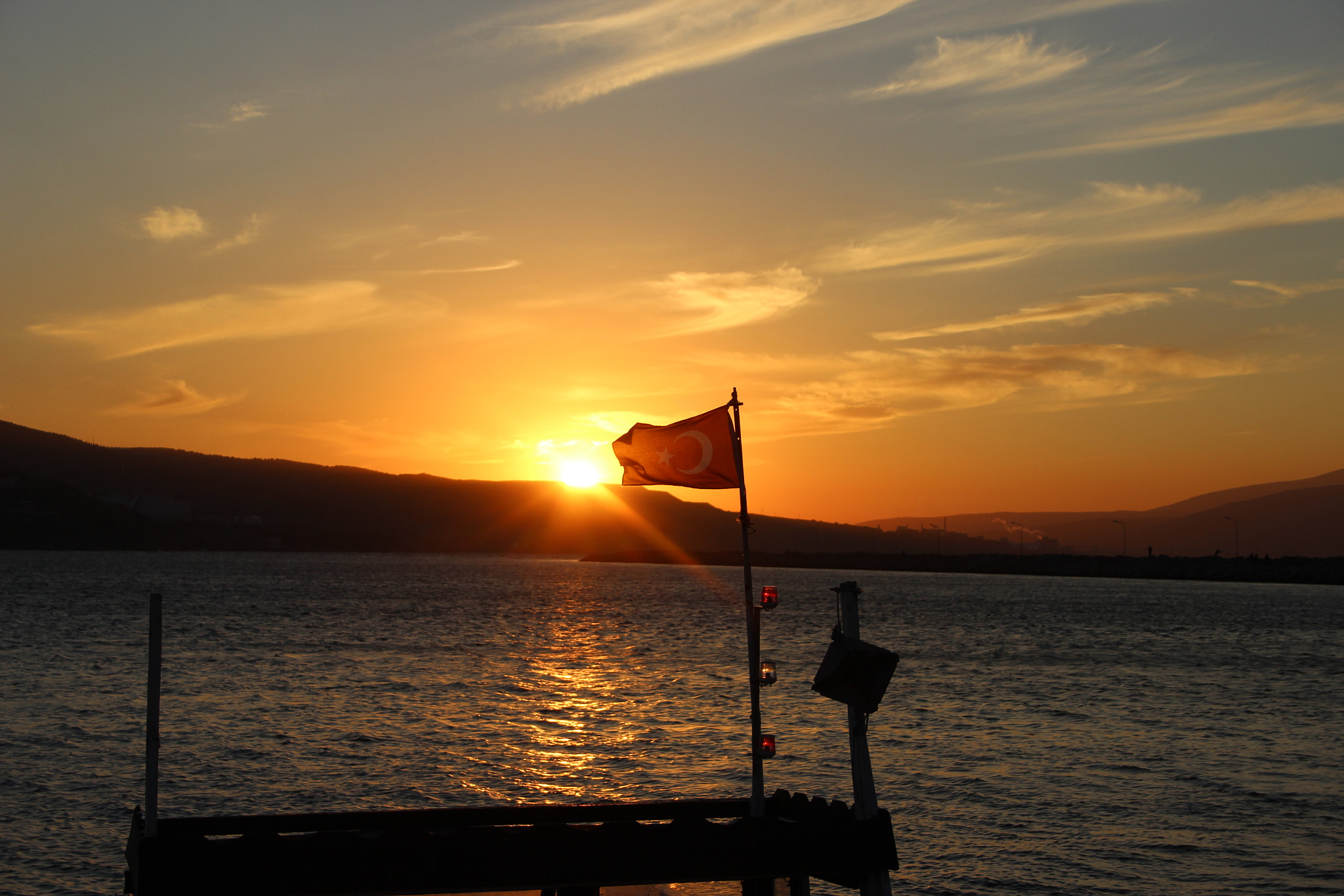 Canon EF-S 18-55mm F3.5-5.6 sample photo. Gun batimi ve bayrak photography