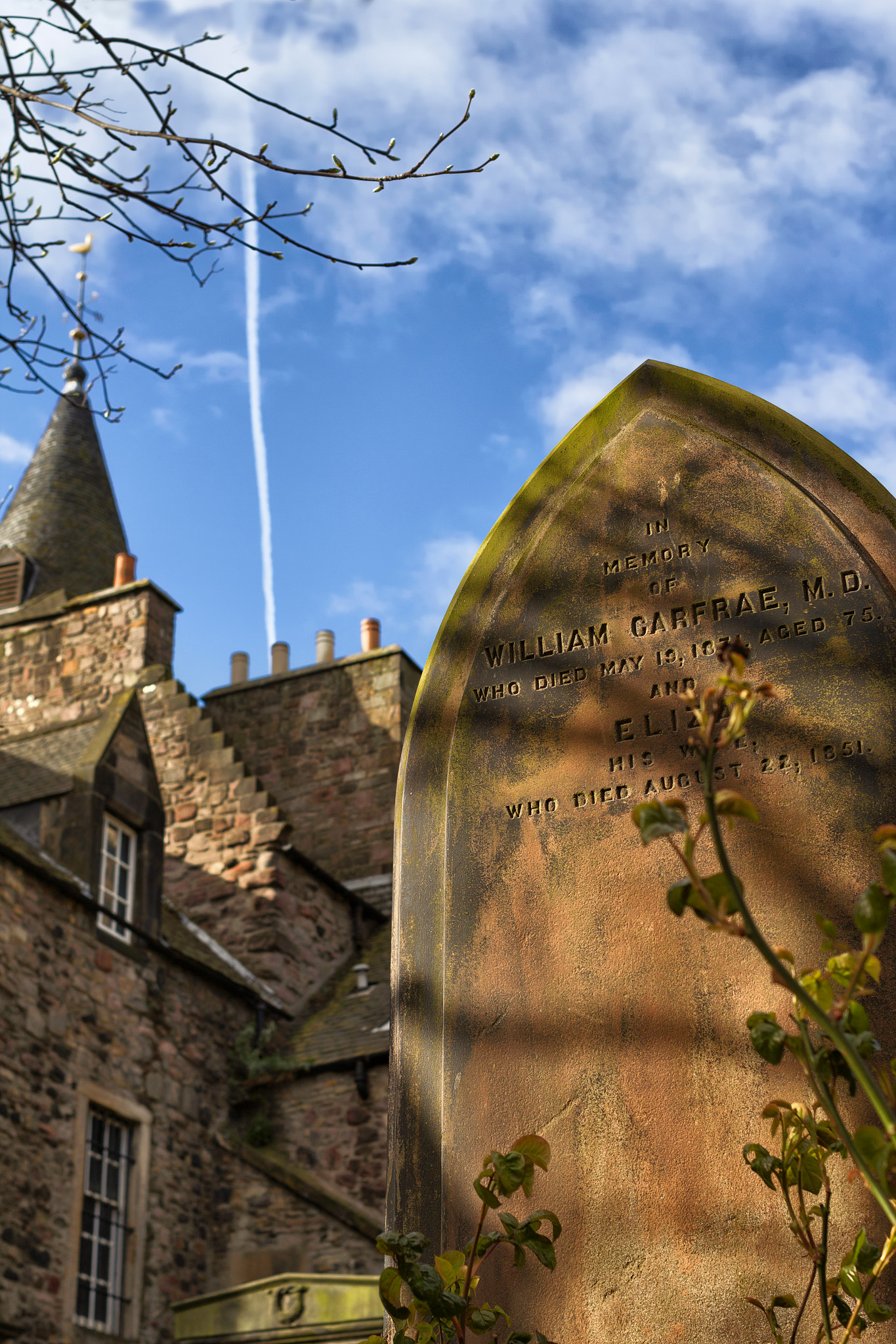 Canon EOS 550D (EOS Rebel T2i / EOS Kiss X4) + Canon EF 35mm F2 sample photo. Old grave photography