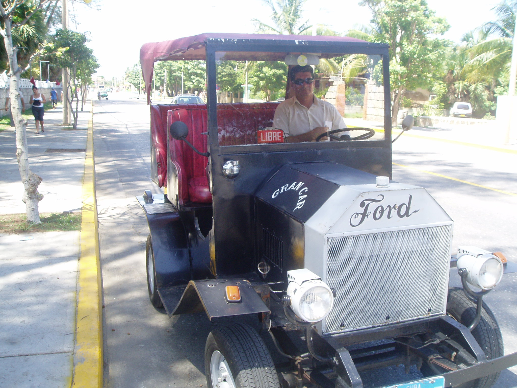 Olympus u10D,S300D,u300D sample photo. Old ford in habana photography