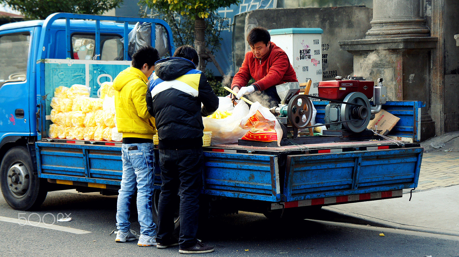 Sony FE 28-70mm F3.5-5.6 OSS sample photo. Street vendor in shanghai photography
