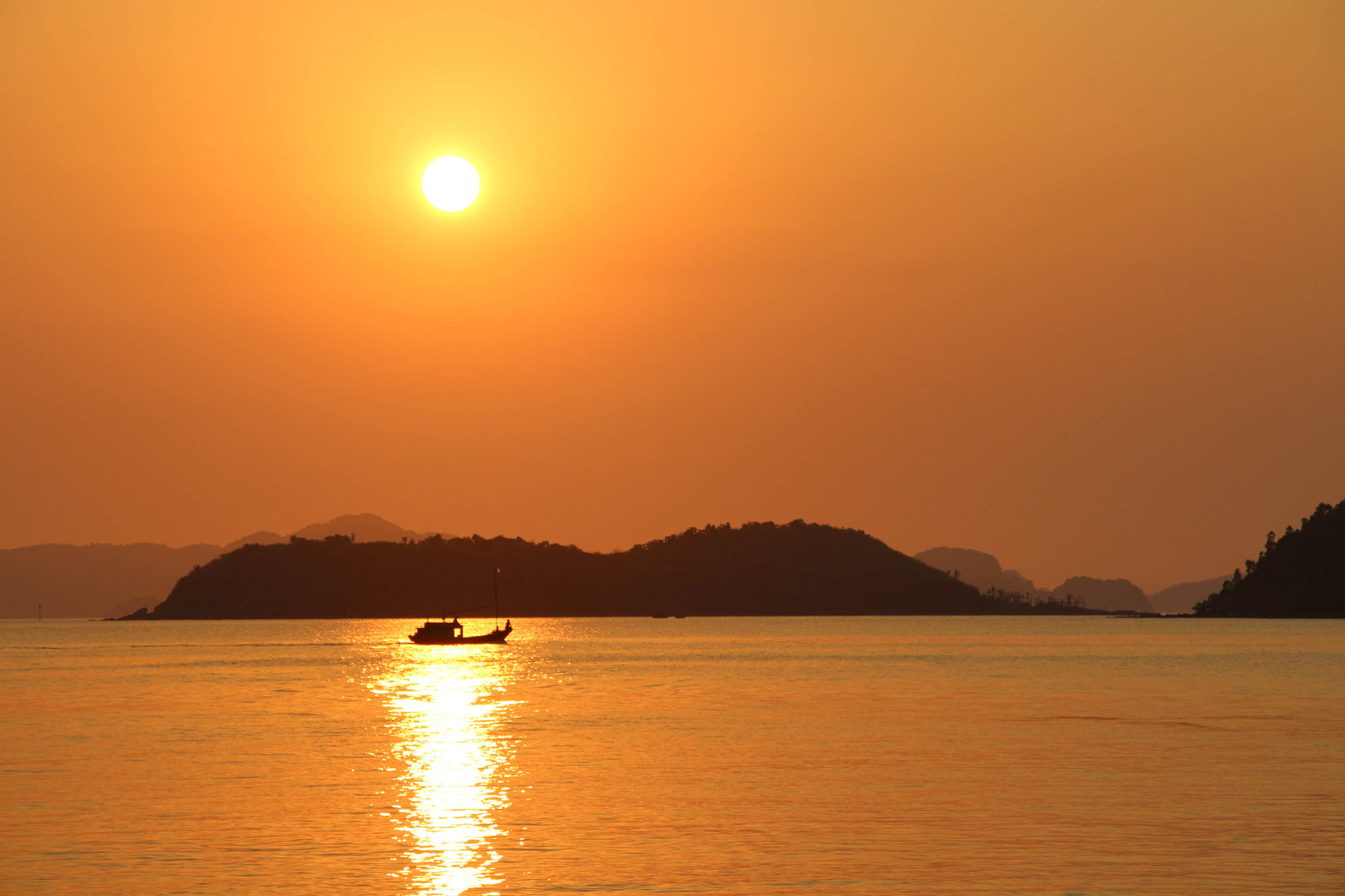 Canon EF-S 18-135mm F3.5-5.6 IS STM sample photo. Sunset at bai tu long bay photography
