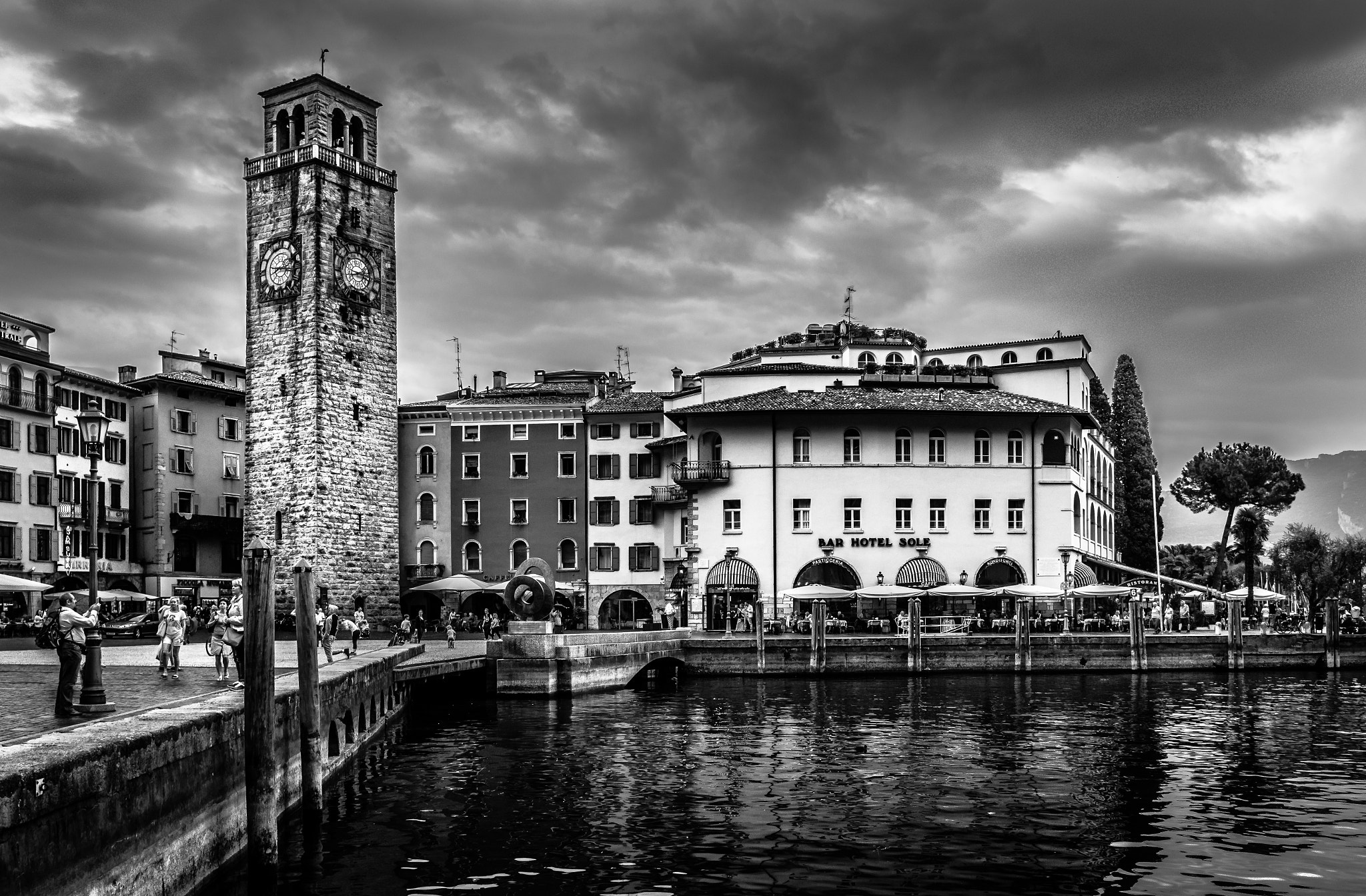 Sony Alpha a5000 (ILCE 5000) + Sigma 19mm F2.8 EX DN sample photo. Riva del garda - piazza iii novembre photography
