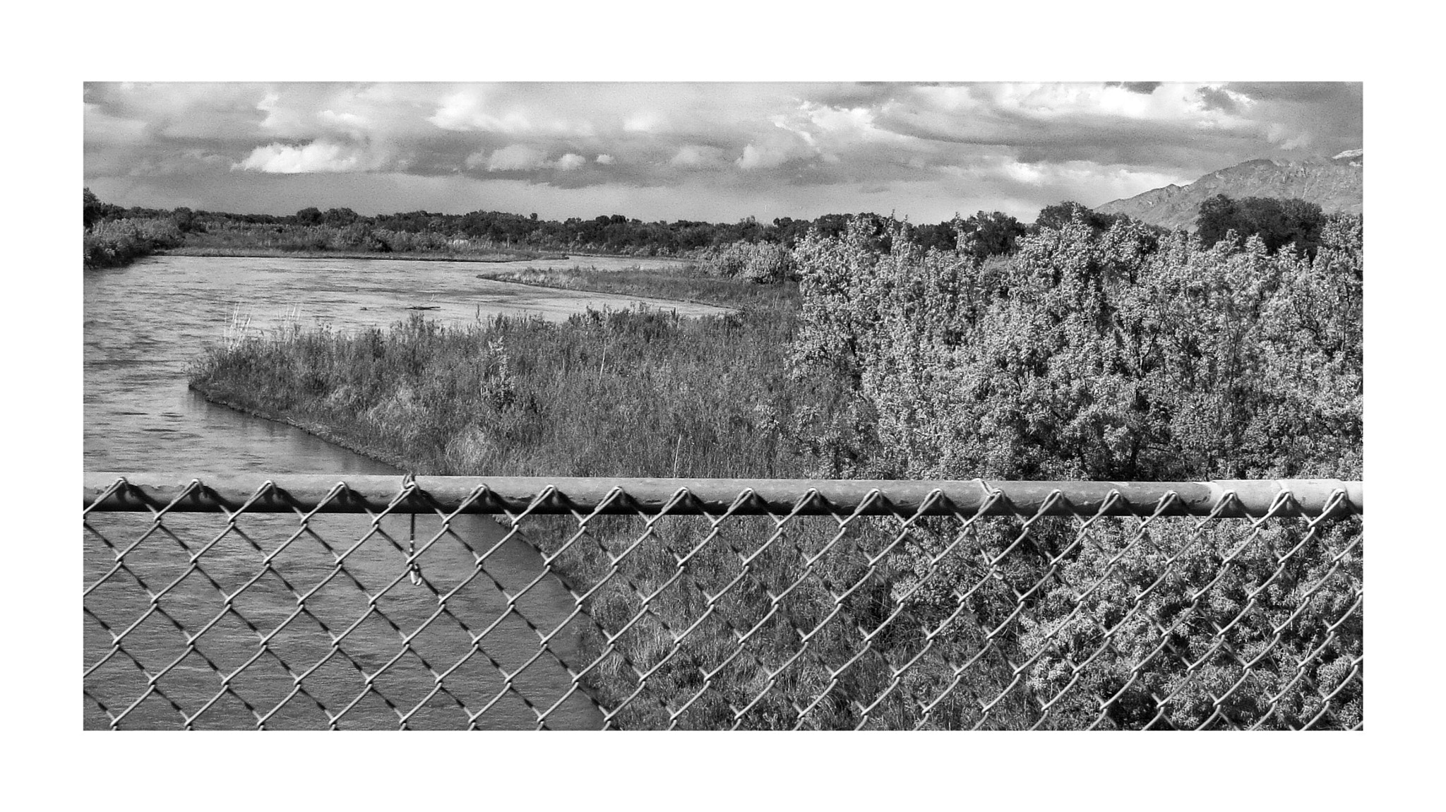 Canon PowerShot ELPH 530 HS (IXUS 510 HS / IXY 1) sample photo. The rio grande.....and fence photography