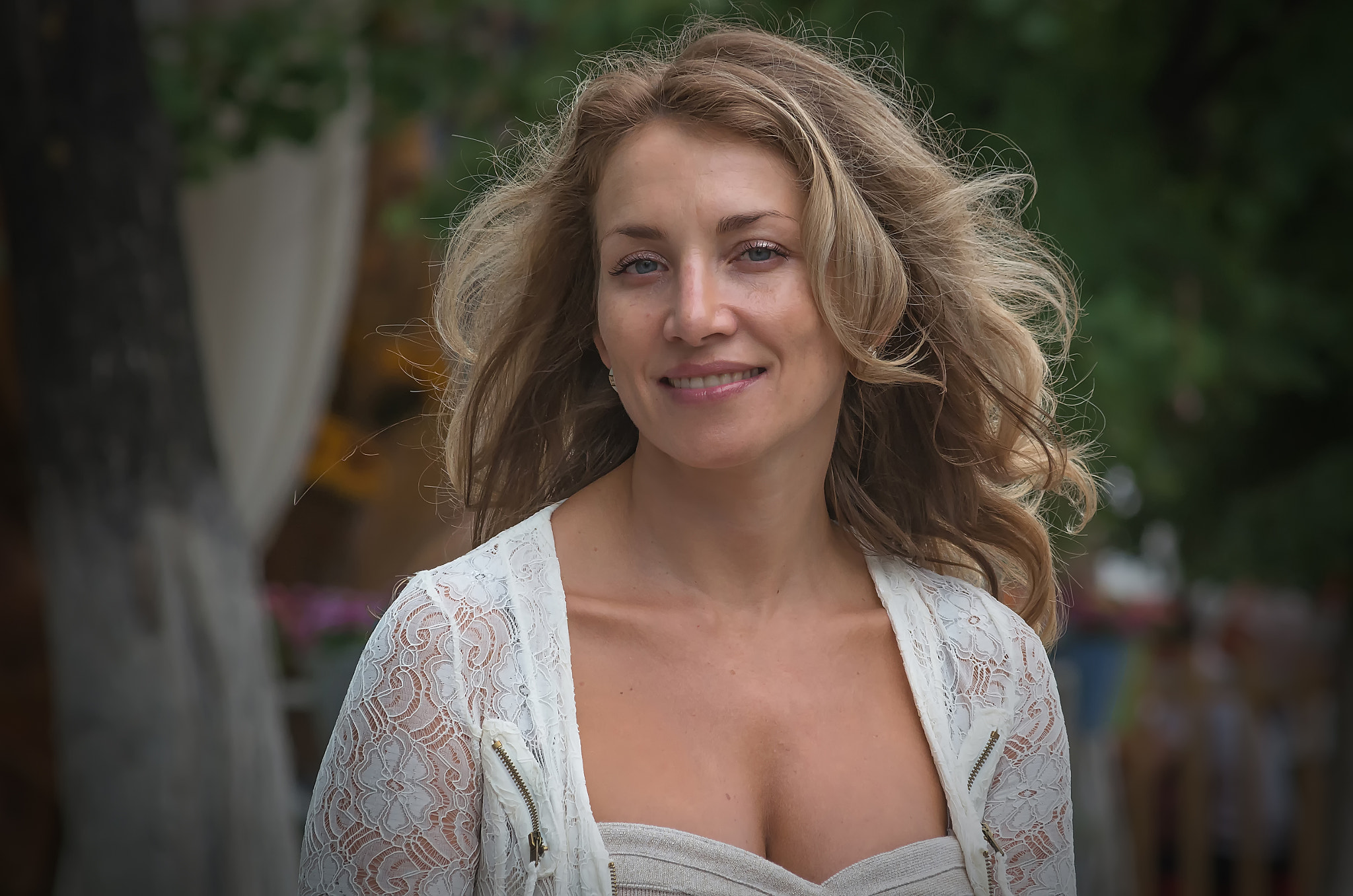 Sigma EX APO 100-300mm F4 IF sample photo. Улыбка... Уличный  фотопортрет красивой женщины. photography