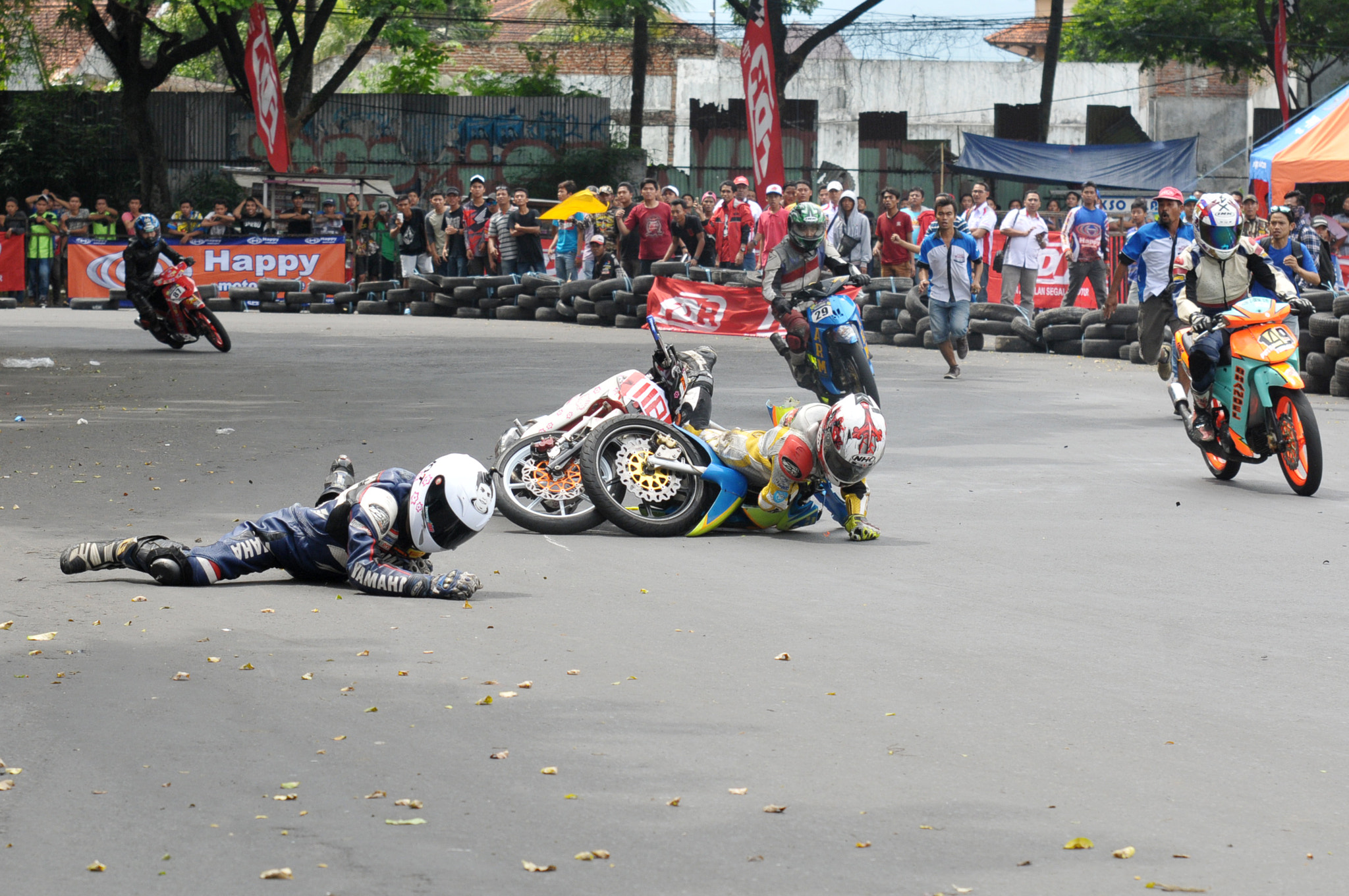 Sigma 70-200mm F2.8 EX DG Macro HSM II sample photo. Crash photography