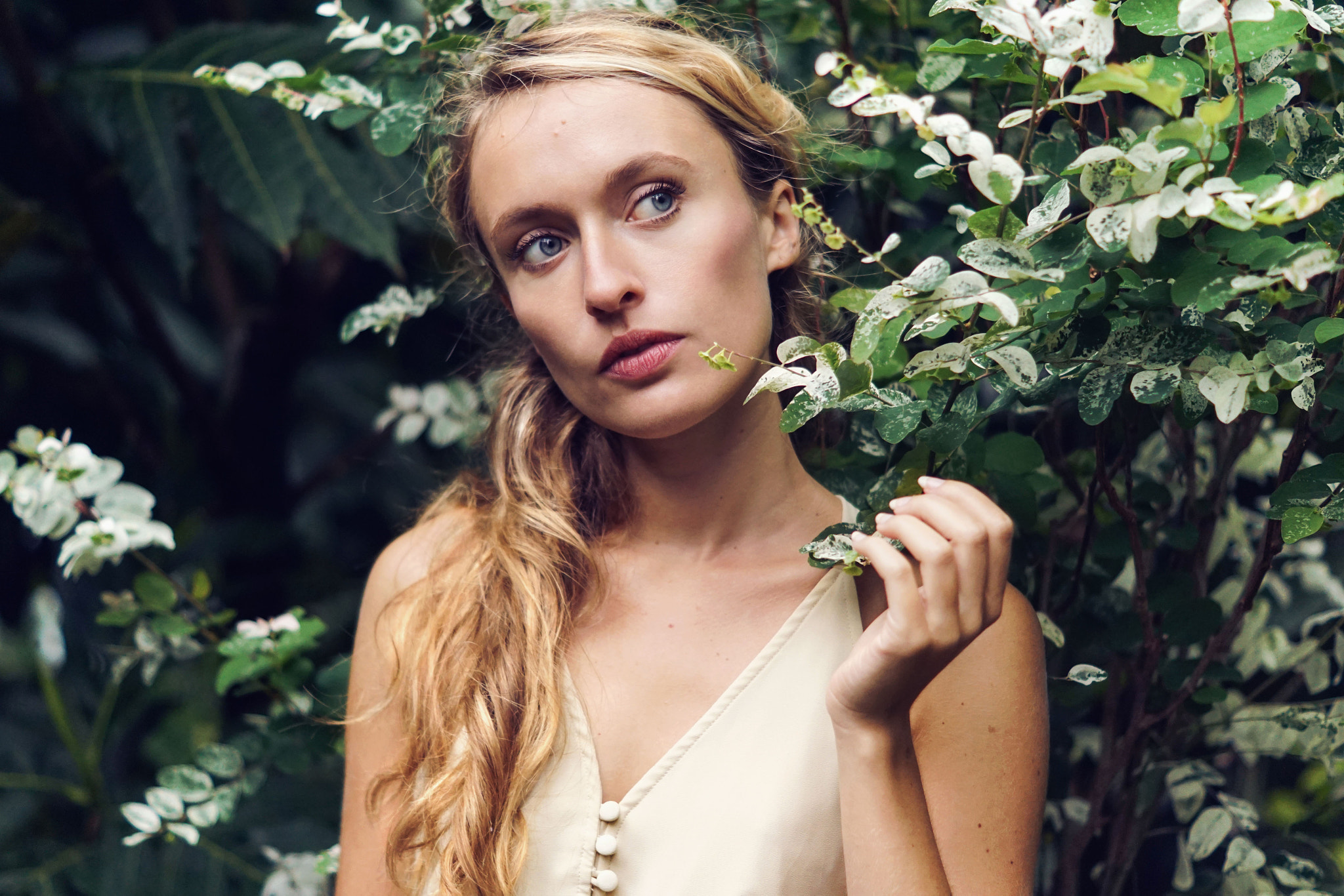 Sony ILCA-77M2 + Sony DT 50mm F1.8 SAM sample photo. Heloise in the greeznhouse ii photography