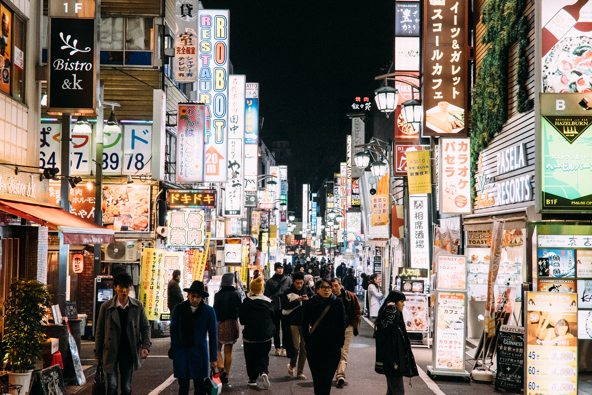 ZEISS Touit 32mm F1.8 sample photo. Shinjuku night photography