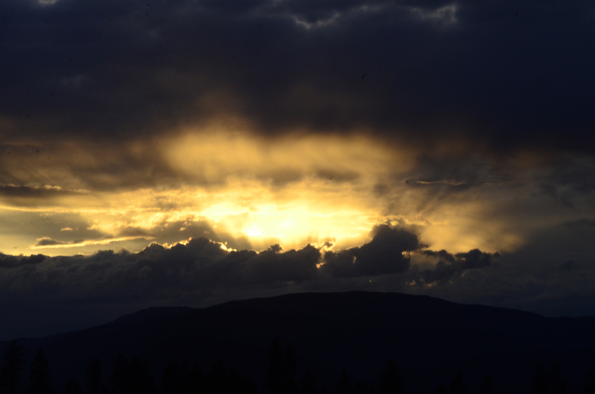 Sigma 70-300mm F4-5.6 APO Macro Super II sample photo. Before the storm photography