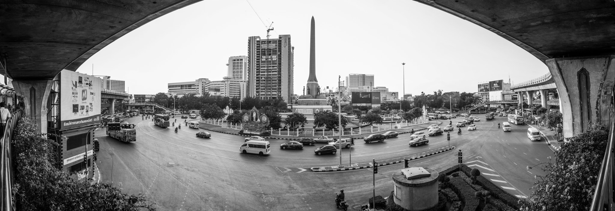 Canon EOS 700D (EOS Rebel T5i / EOS Kiss X7i) + Canon EF 16-35mm F2.8L USM sample photo. Thailand victory monument photography